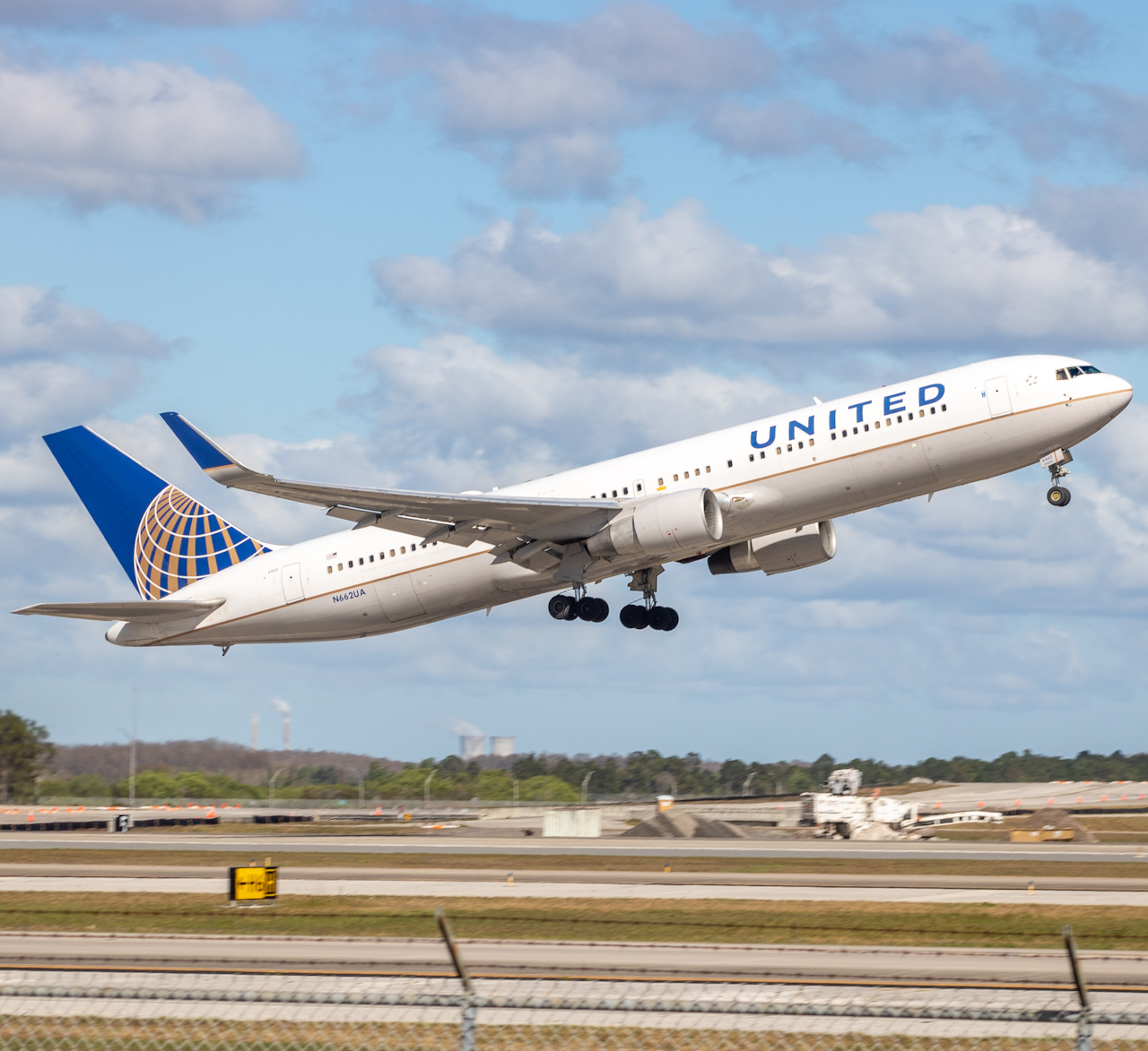 Full size: United Airlines Boeing 767-300ER N662UA at Orlando International Airport