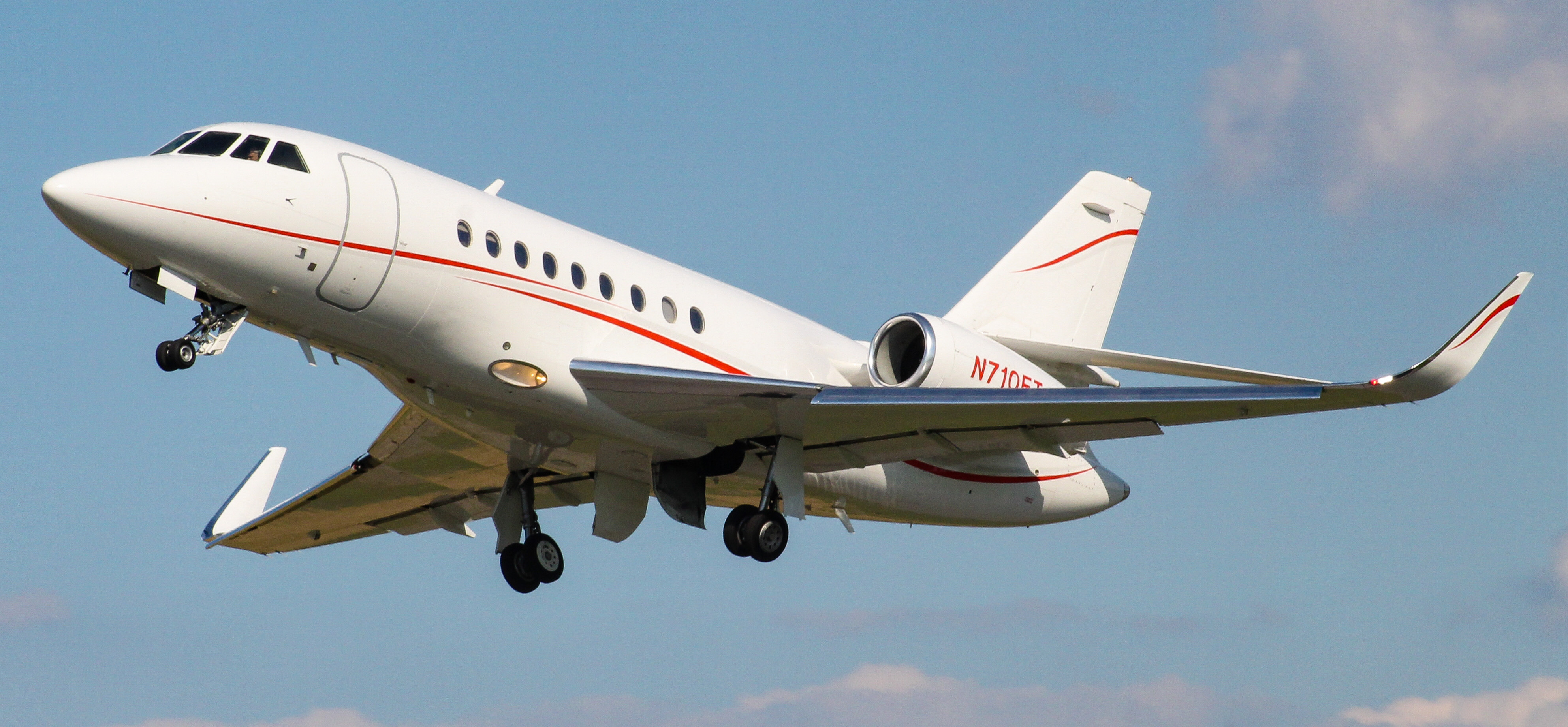 Full size: PRIVATE Dassault Falcon 2000EX N710ET at York Airport