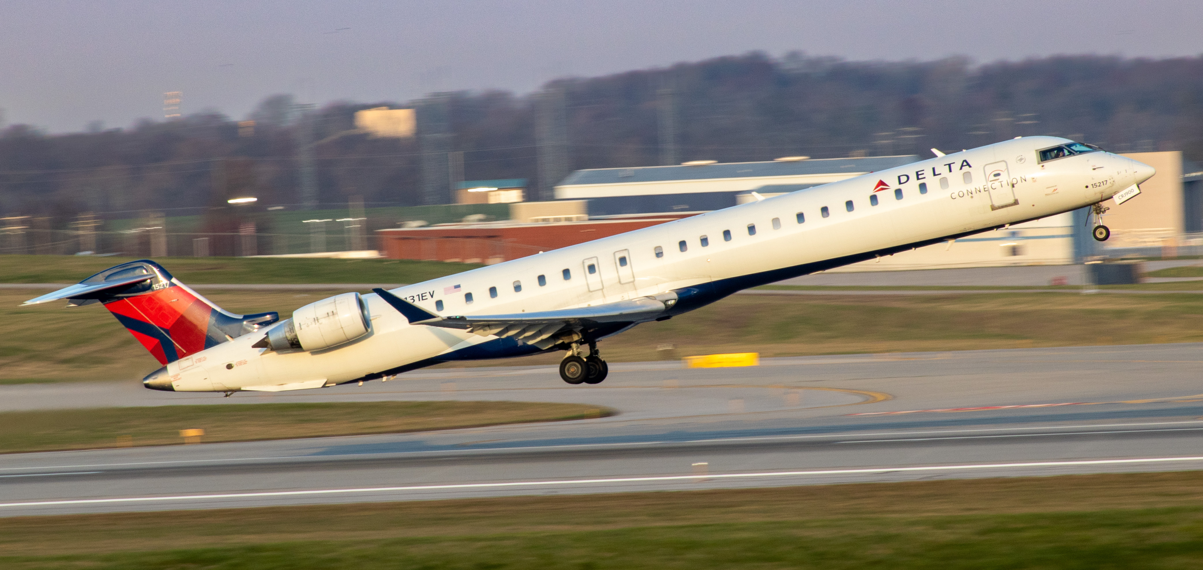 Full size: Delta Connection Mitsubishi CRJ-900 N131EV at Cincinnati/Northern Kentucky International Airport
