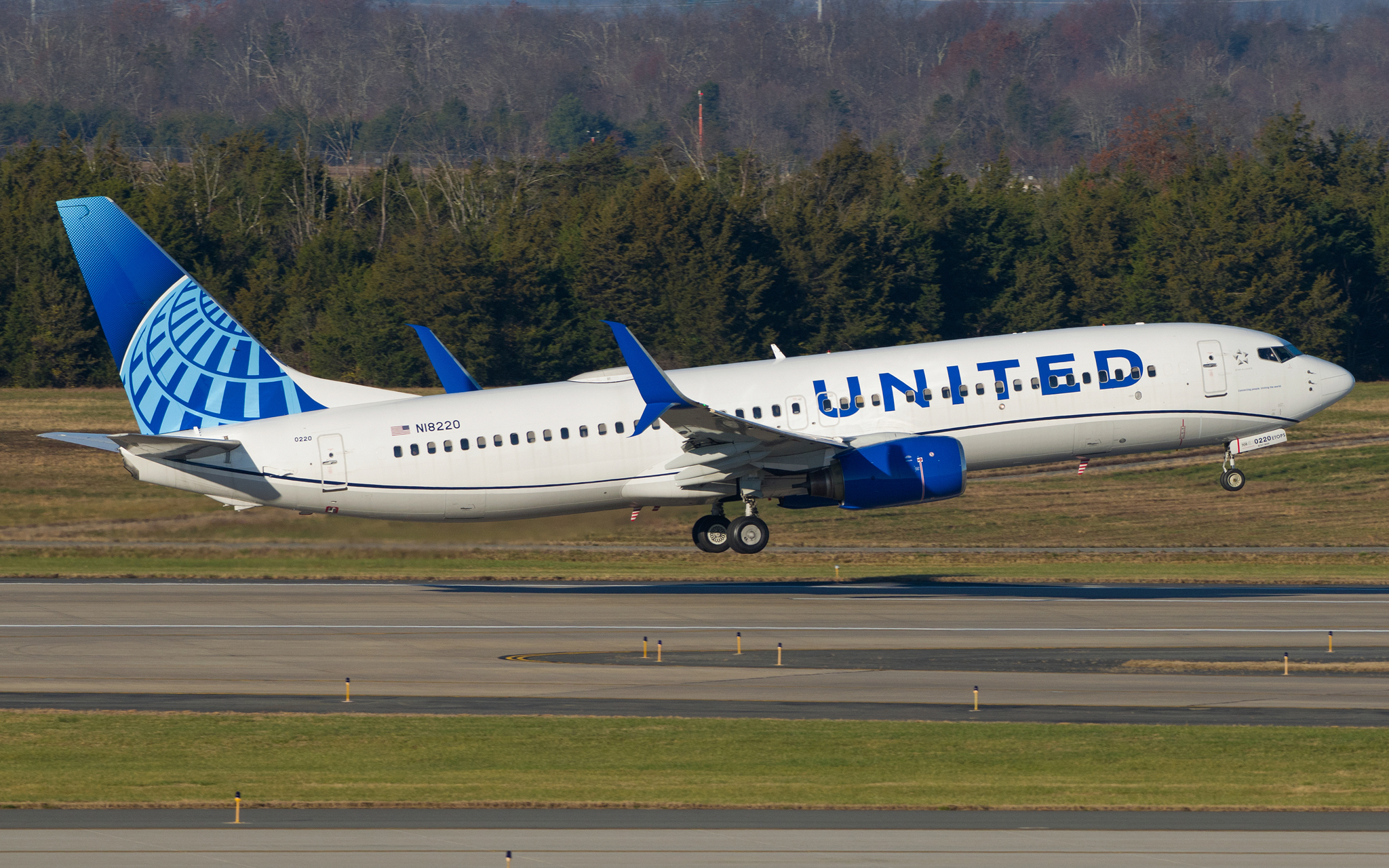 Full size: United Airlines Boeing 737-800 N18220 at Washington Dulles International Airport