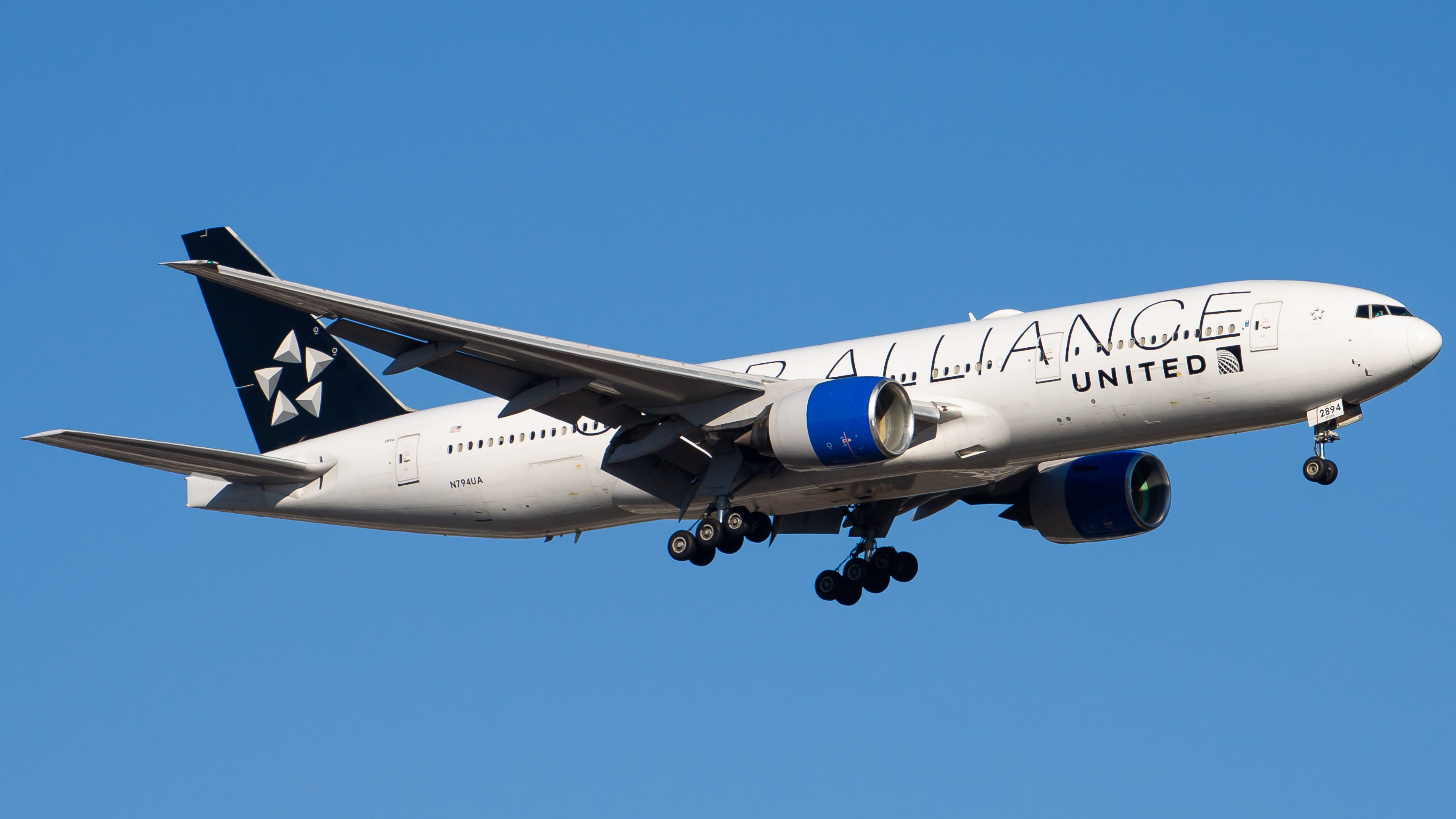 Full size: United Airlines Boeing 777-200 N794UA at Washington Dulles International Airport
