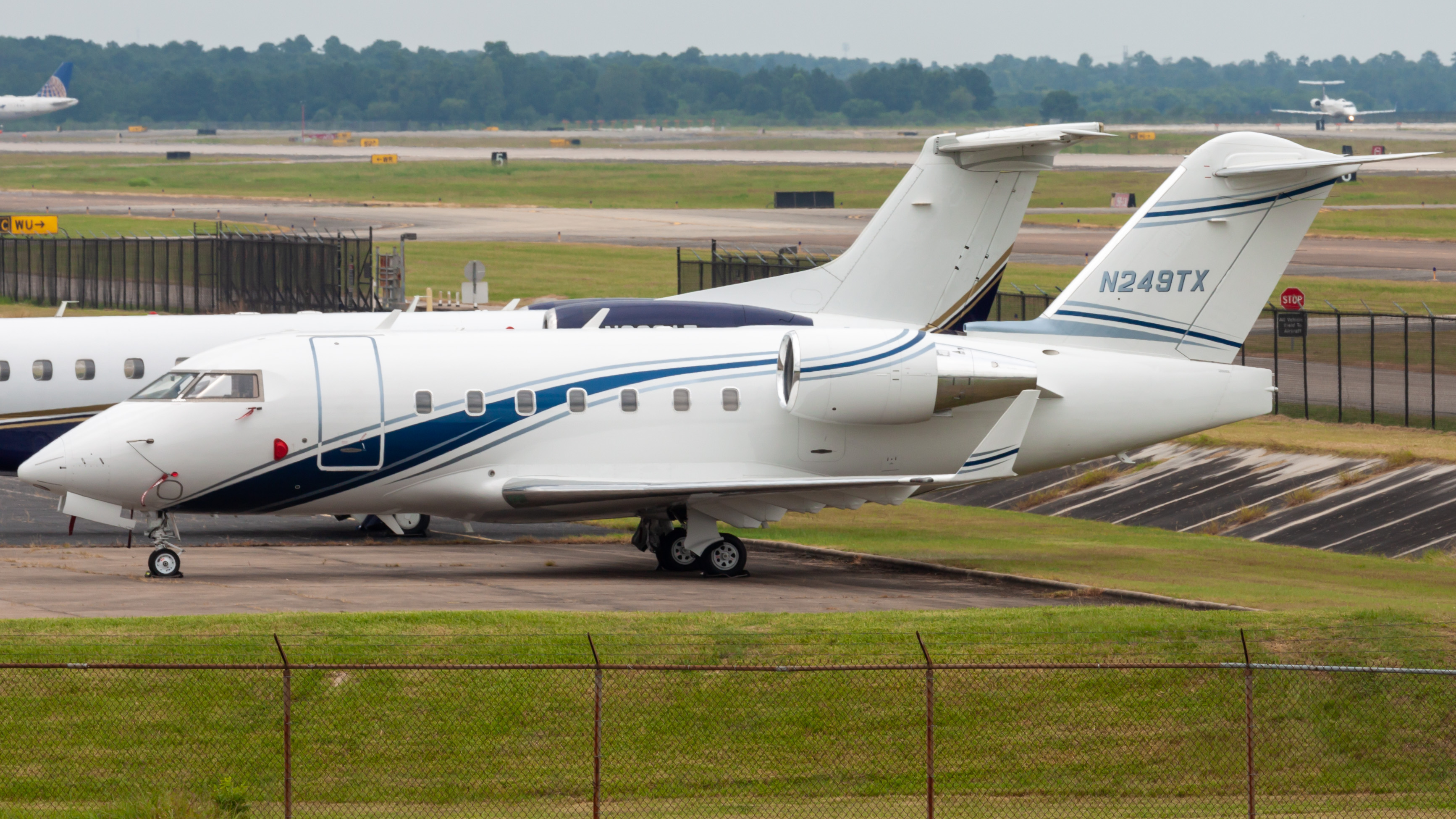 Full size: PRIVATE Bombardier Challenger 604 N249TX at Houston-George Bush Intercontinental Airport