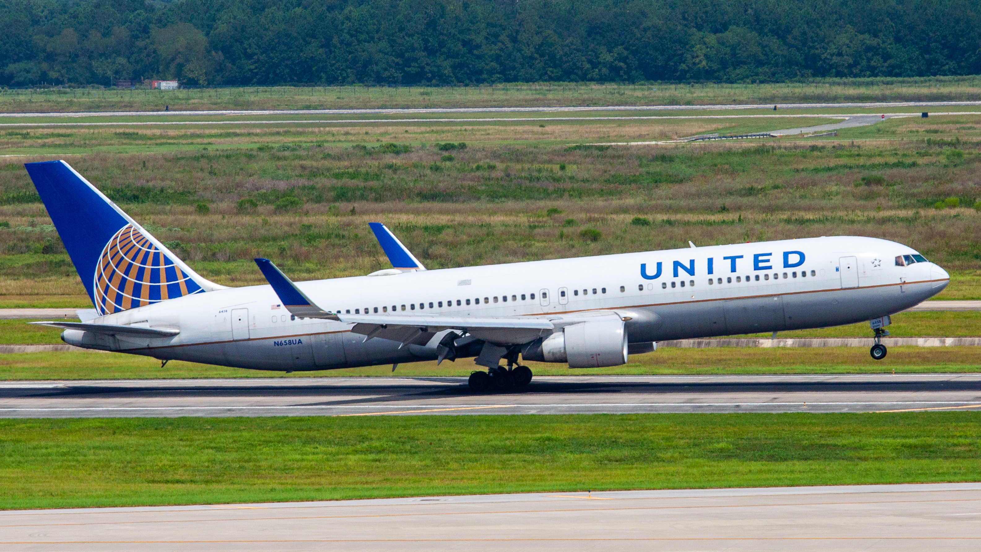 Full size: United Airlines Boeing 767-300ER N658UA at Houston-George Bush Intercontinental Airport