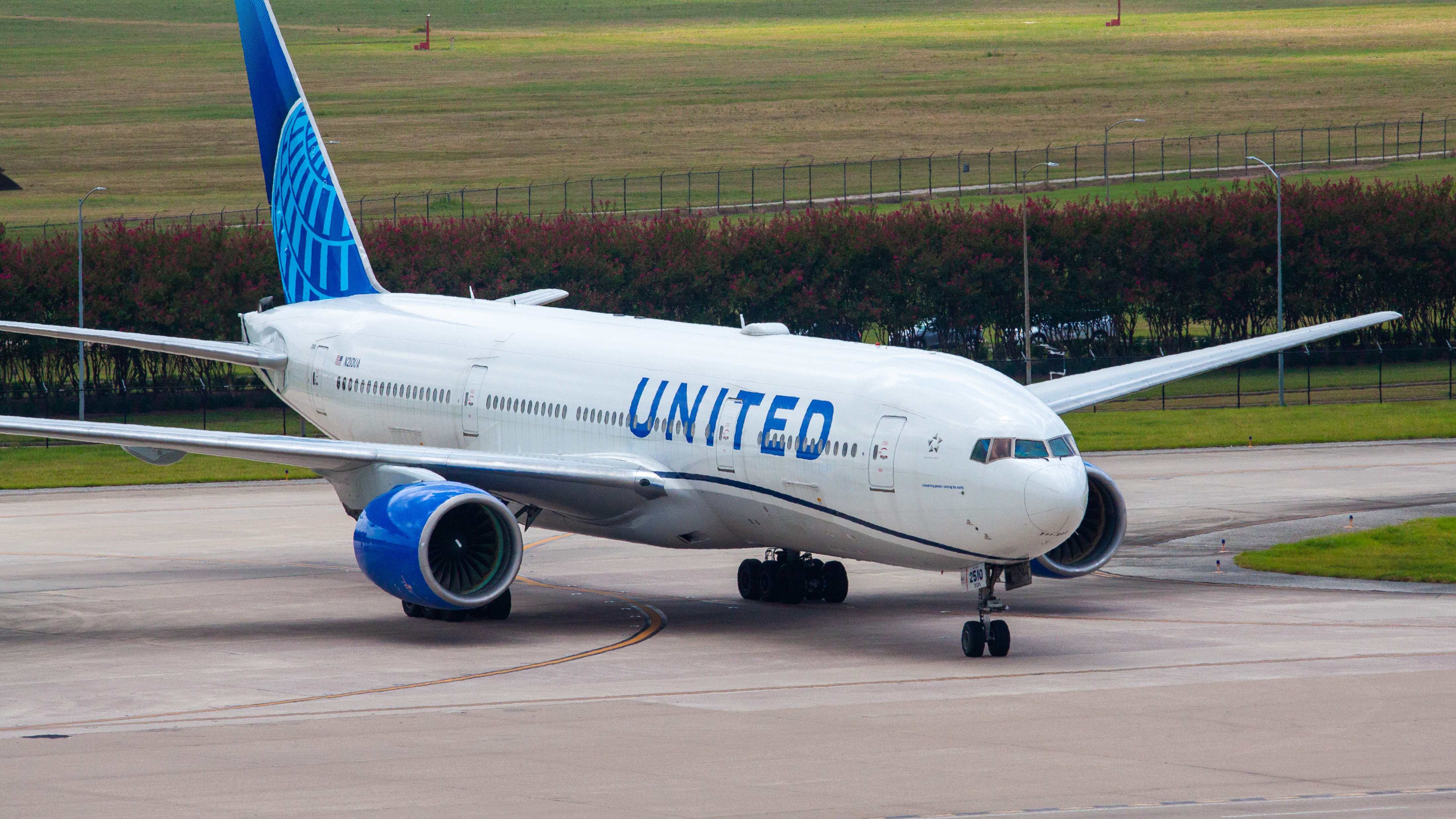 Full size: United Airlines Boeing 777-200 N210UA at Houston-George Bush Intercontinental Airport