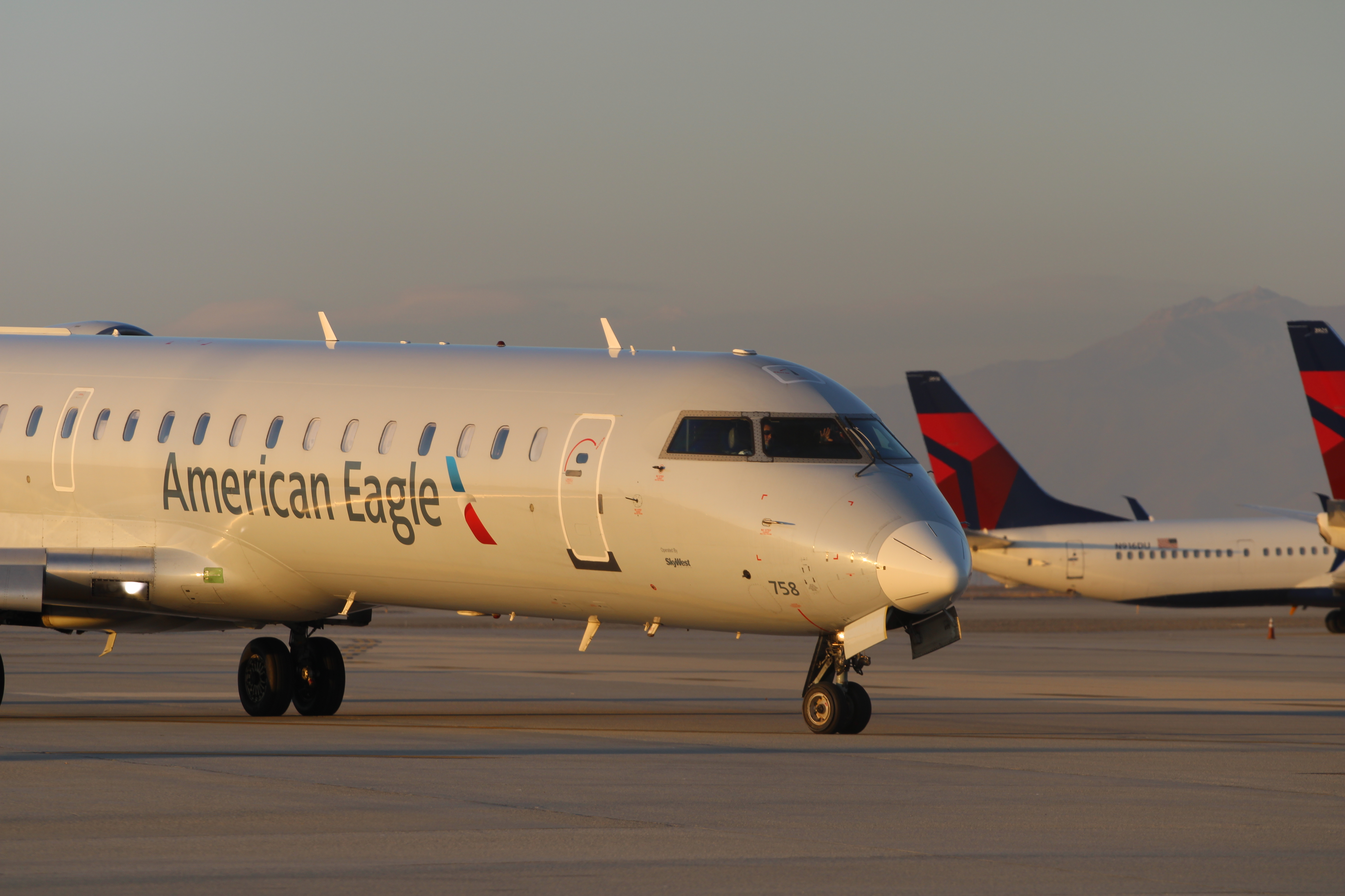 Full size: American Eagle Mitsubishi CRJ-700 N758EV at Salt Lake City International Airport