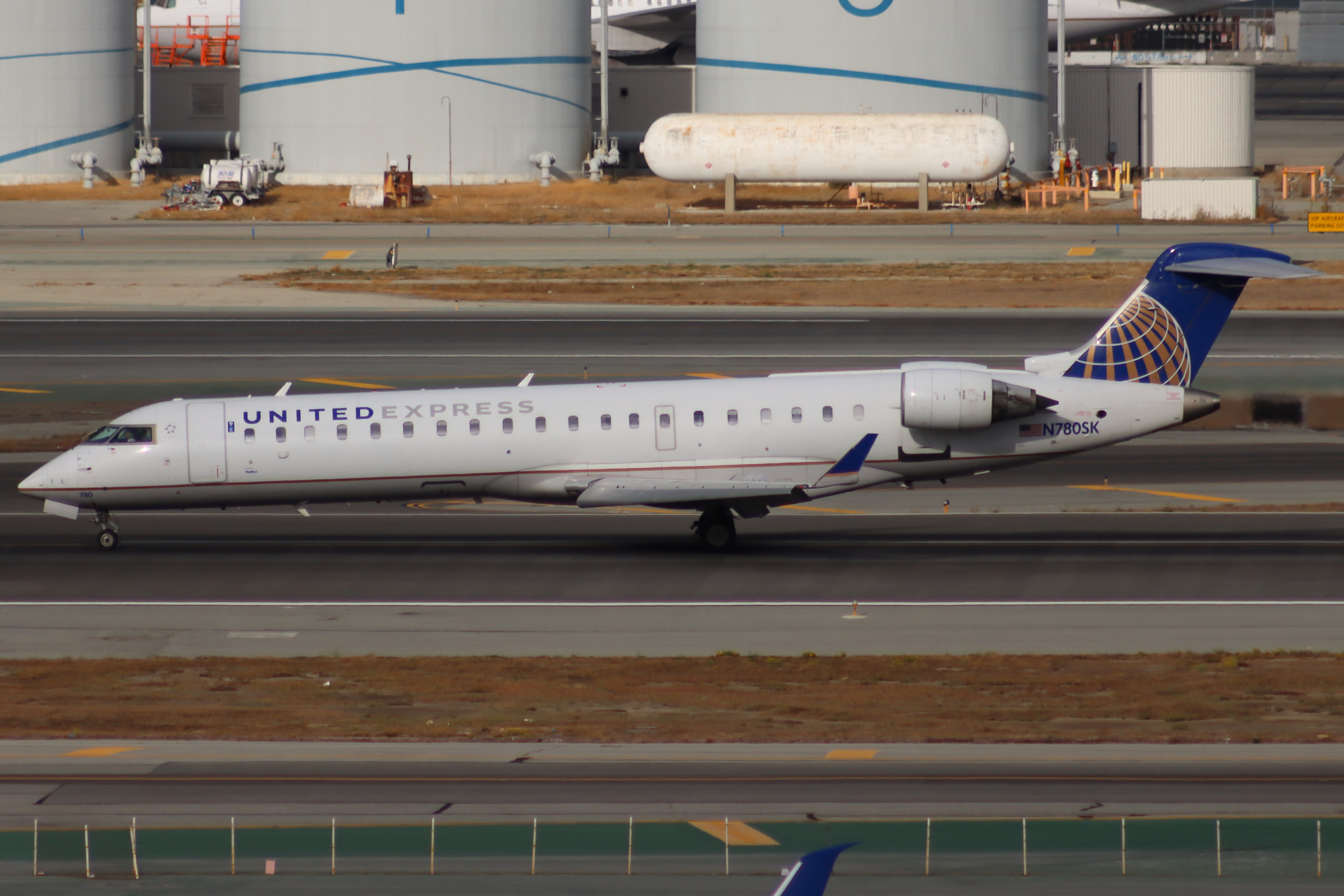 Full size: United Express Mitsubishi CRJ-700 N780SK at San Francisco International Airport