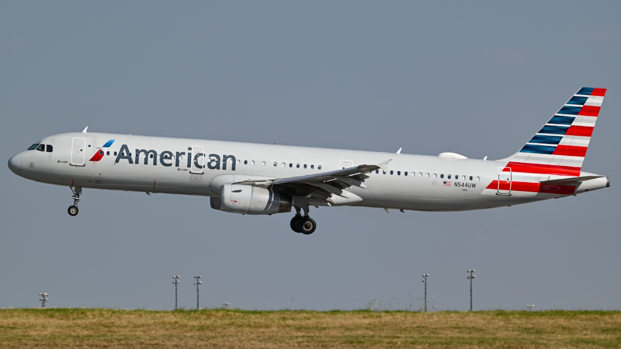 Full size: American Airlines Airbus A321-200 N544UW at Dallas-Fort Worth International Airport