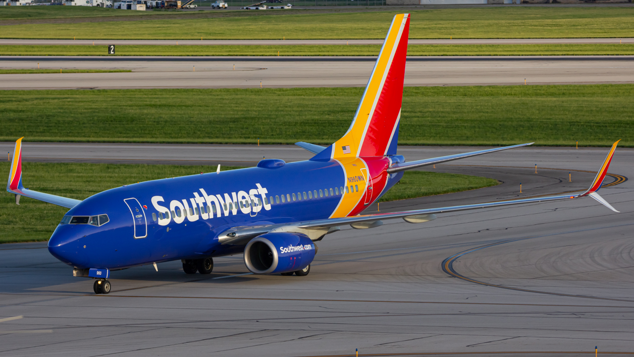 Full size: Southwest Airlines Boeing 737-700 N960WN at John Glenn Columbus International Airport