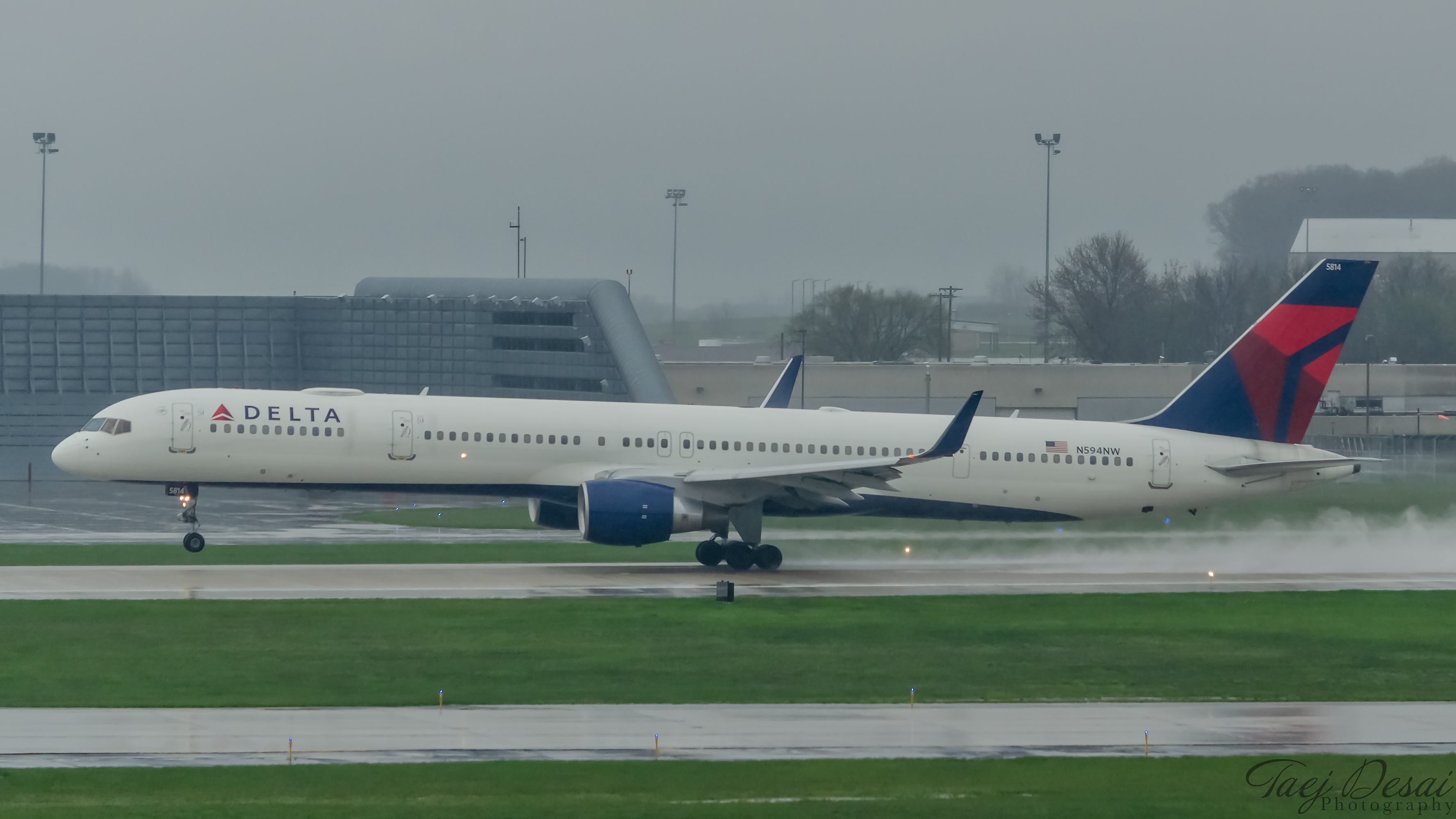 Full size: Delta Airlines Boeing 757-300 N594NW at General Mitchell International Airport