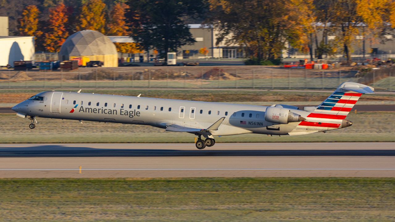 Full size: American Eagle Mitsubishi CRJ-900 N561NN at John Glenn Columbus International Airport