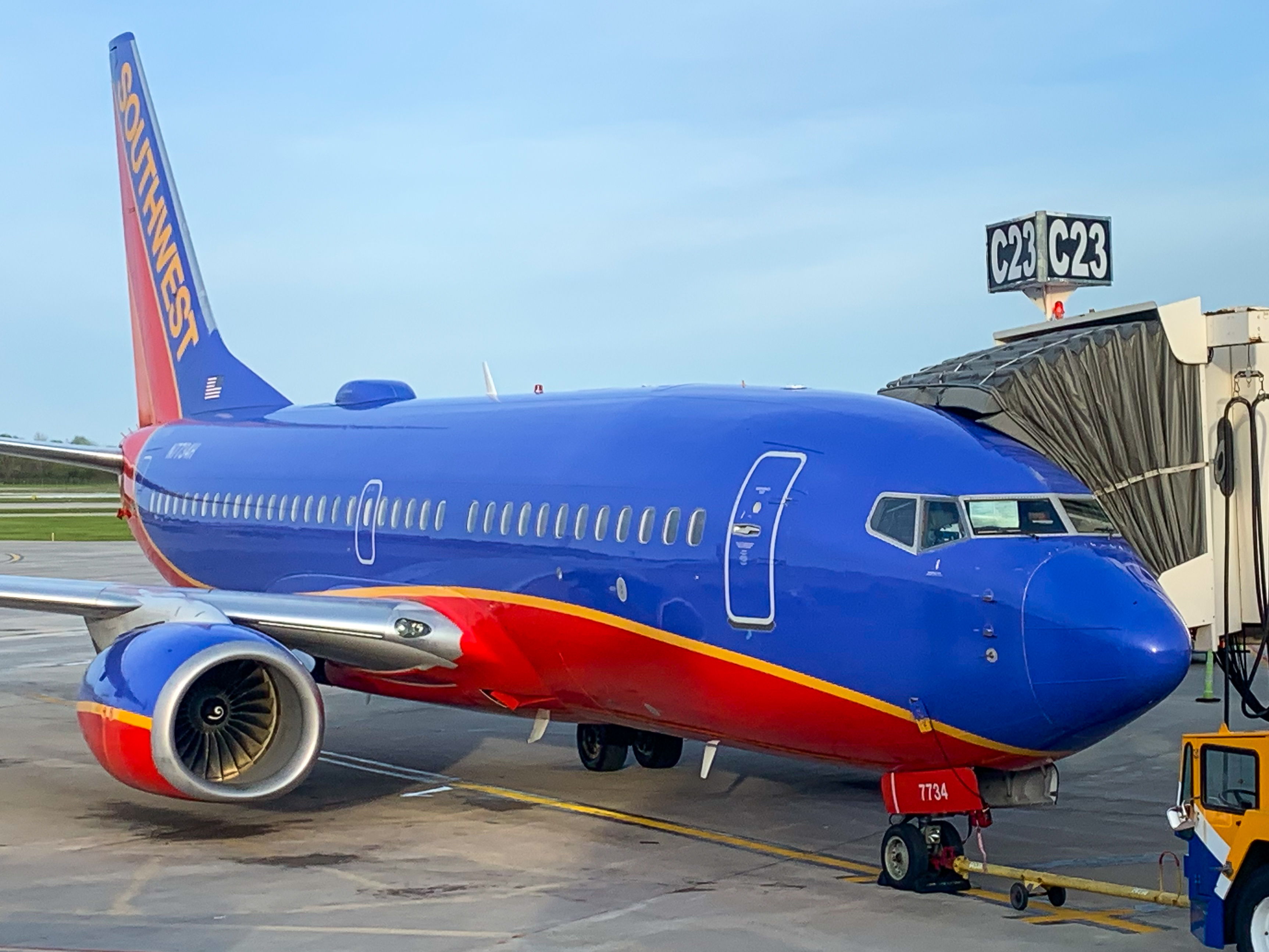 Full size: Southwest Airlines Boeing 737-700 N7734H at General Mitchell International Airport