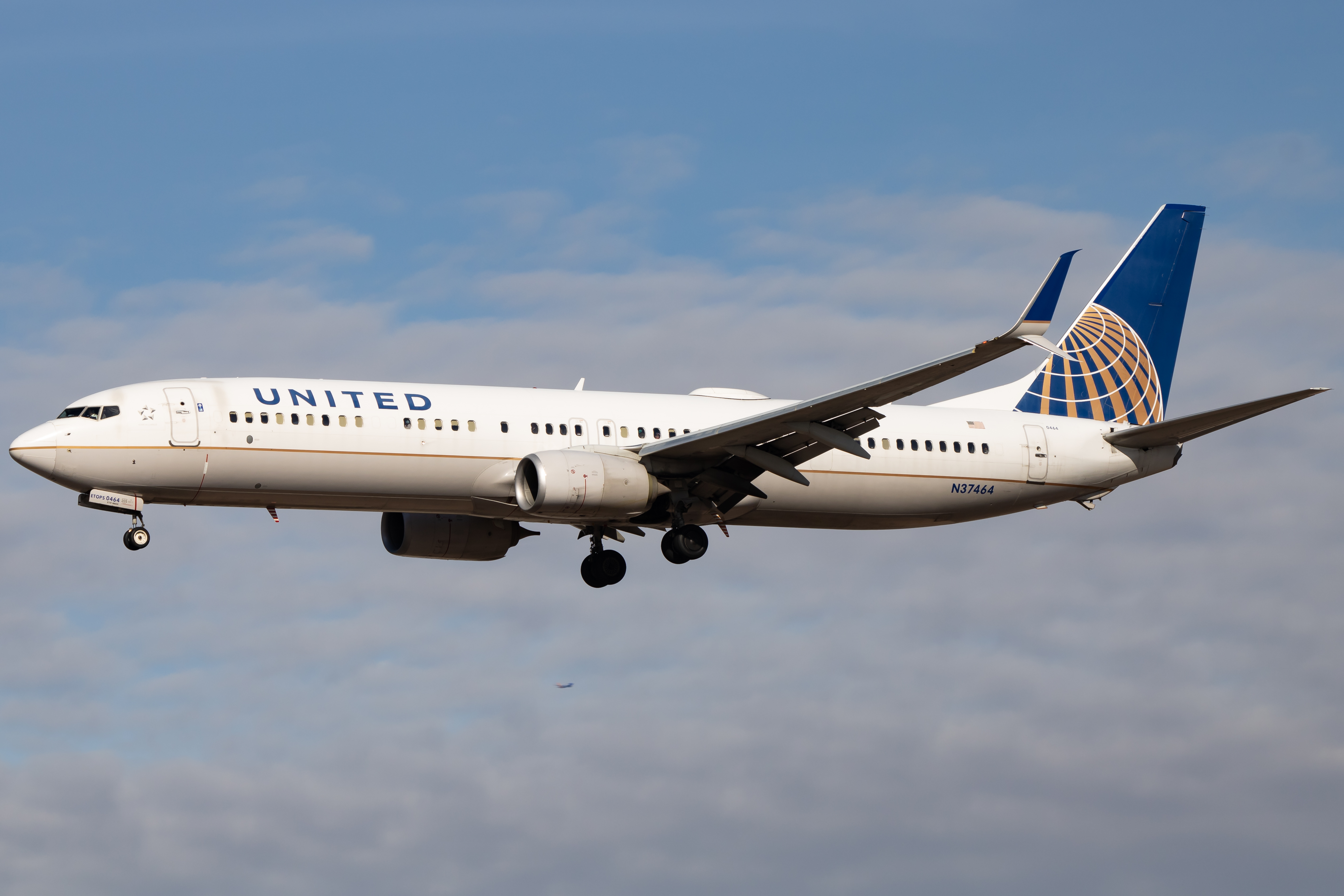 Full size: United Airlines Boeing 737-900 N37464 at Phoenix Sky Harbor International Airport