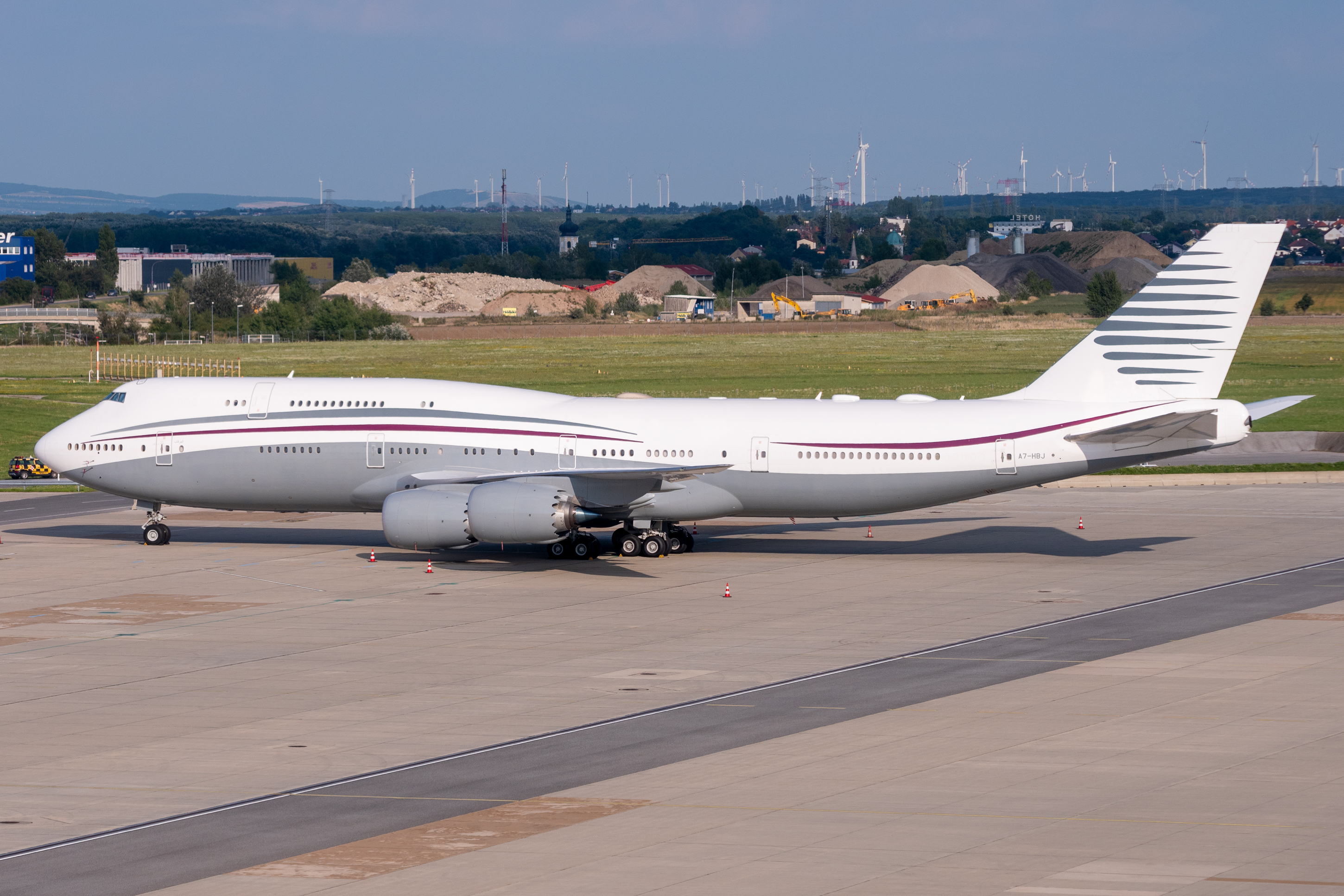 Full size: Qatar Amiri Flight Boeing 747-8i A7-HBJ at Vienna International Airport