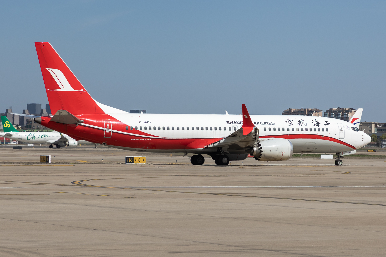 Full size: Shanghai Airlines Boeing 737 MAX 8 B-1149 at Shanghai Hongqiao International Airport