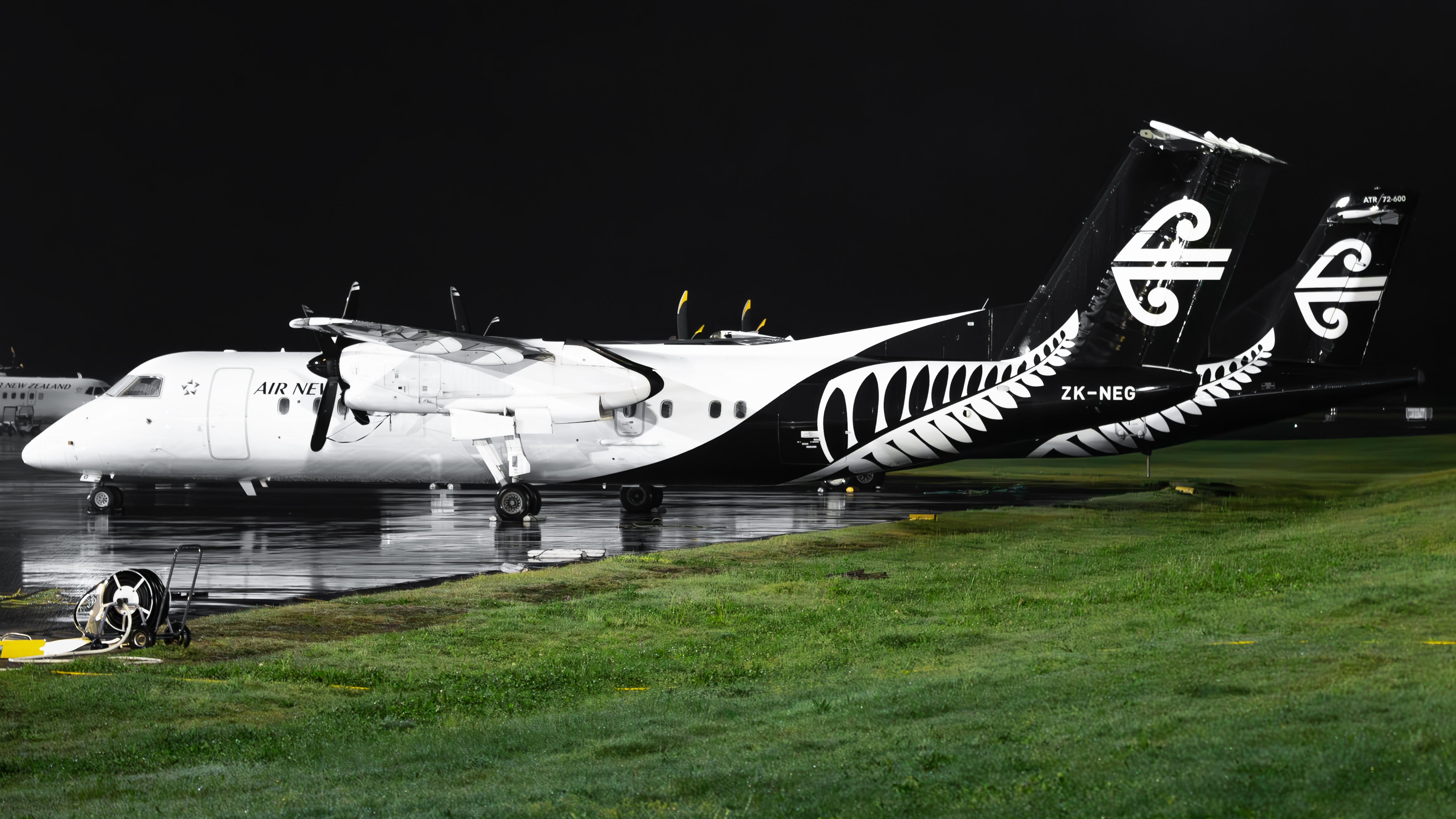 Full size: Air New Zealand De Havilland Dash-8 q300 ZK-NEG at Christchurch International Airport