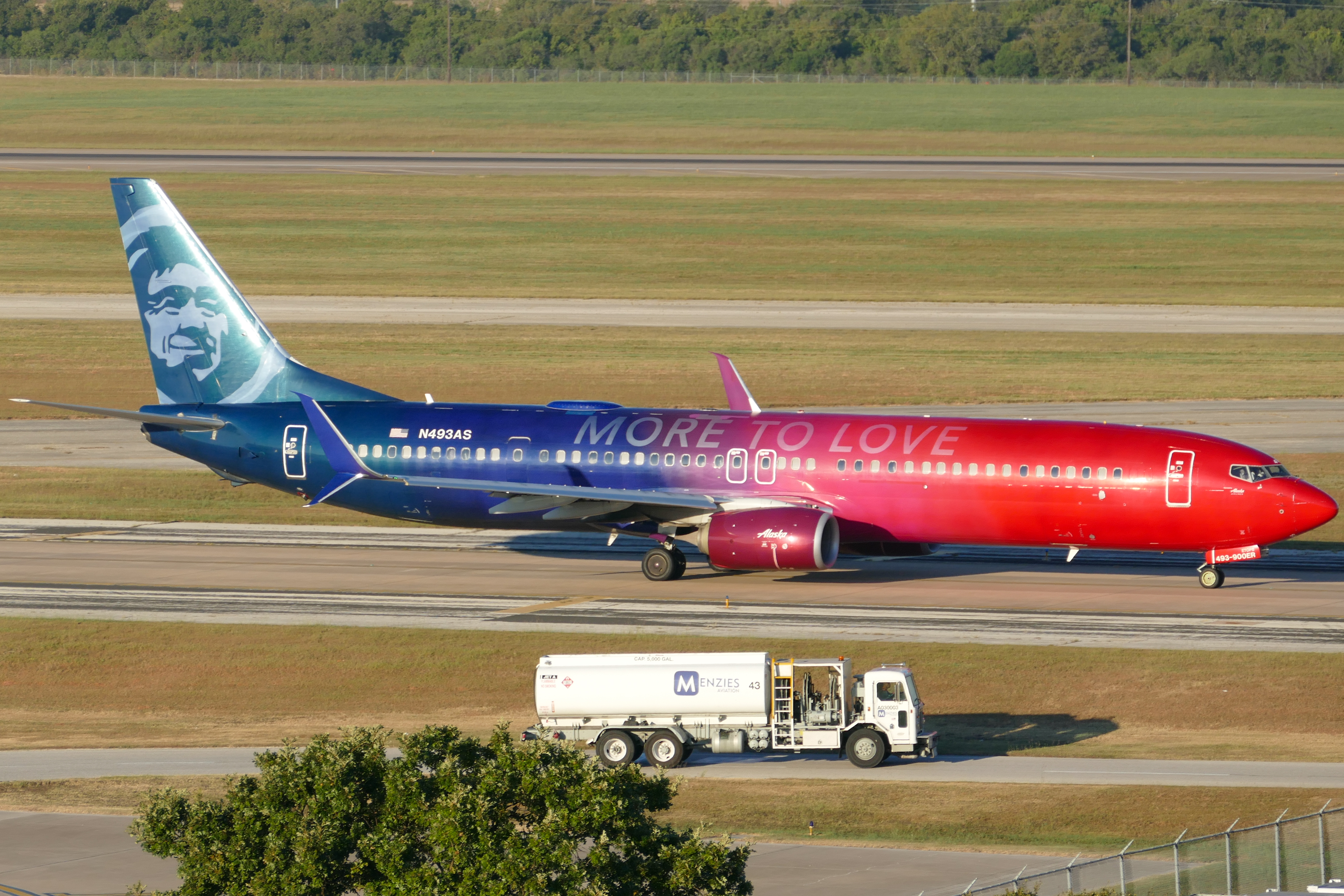 Full size: Alaska Airlines Boeing 737-900ER N493AS at Austin-Bergstrom International Airport