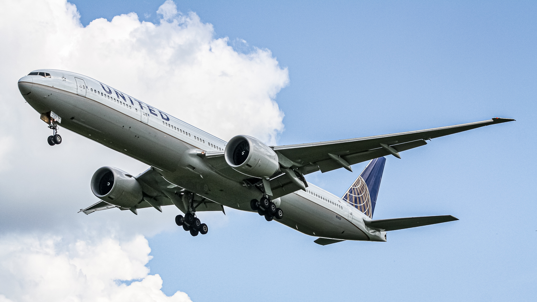 Full size: United Airlines Boeing 777-300ER N2142U at Washington Dulles International Airport