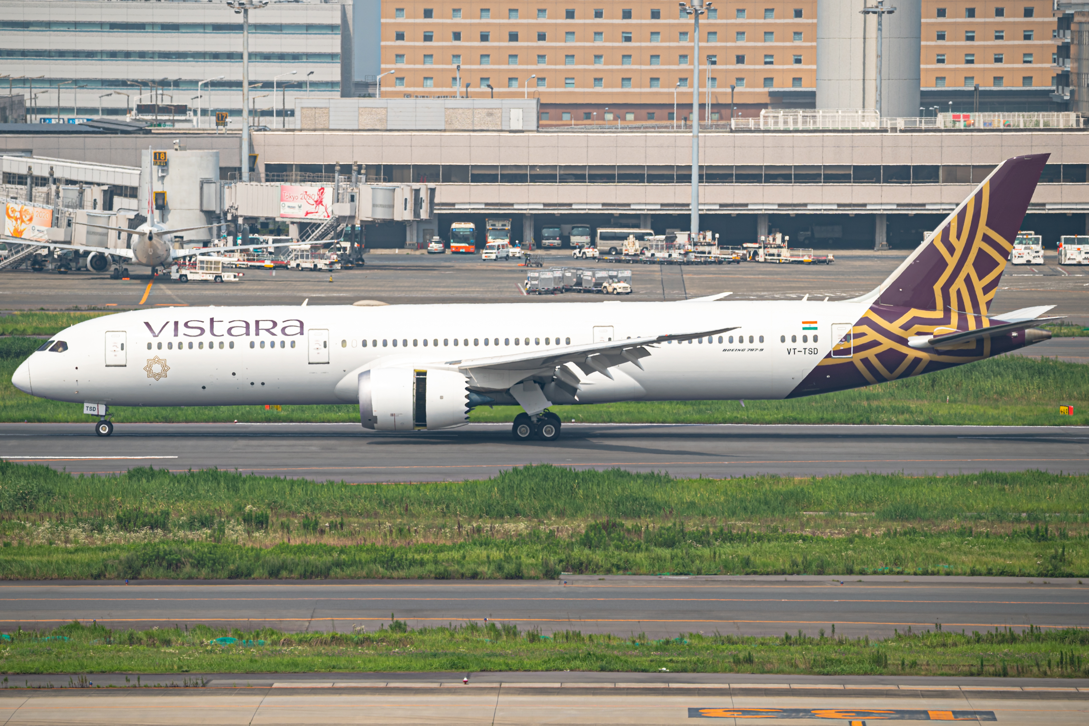Full size: Vistara Boeing 787-9 VT-TSD at Tokyo-Haneda Airport