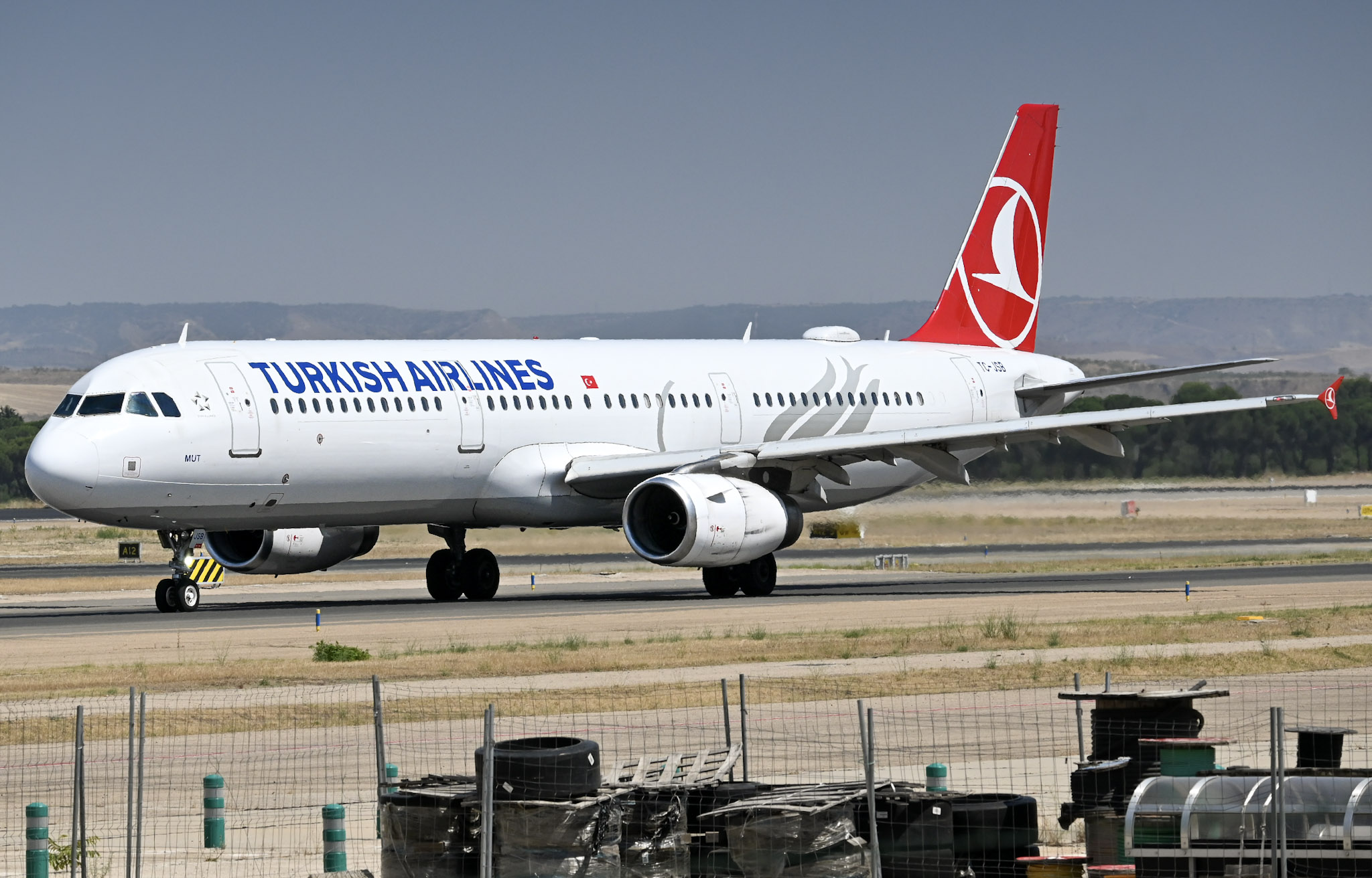 Full size: Turkish Airlines Airbus A321-200 TC-JSB at Madrid Barajas Airport