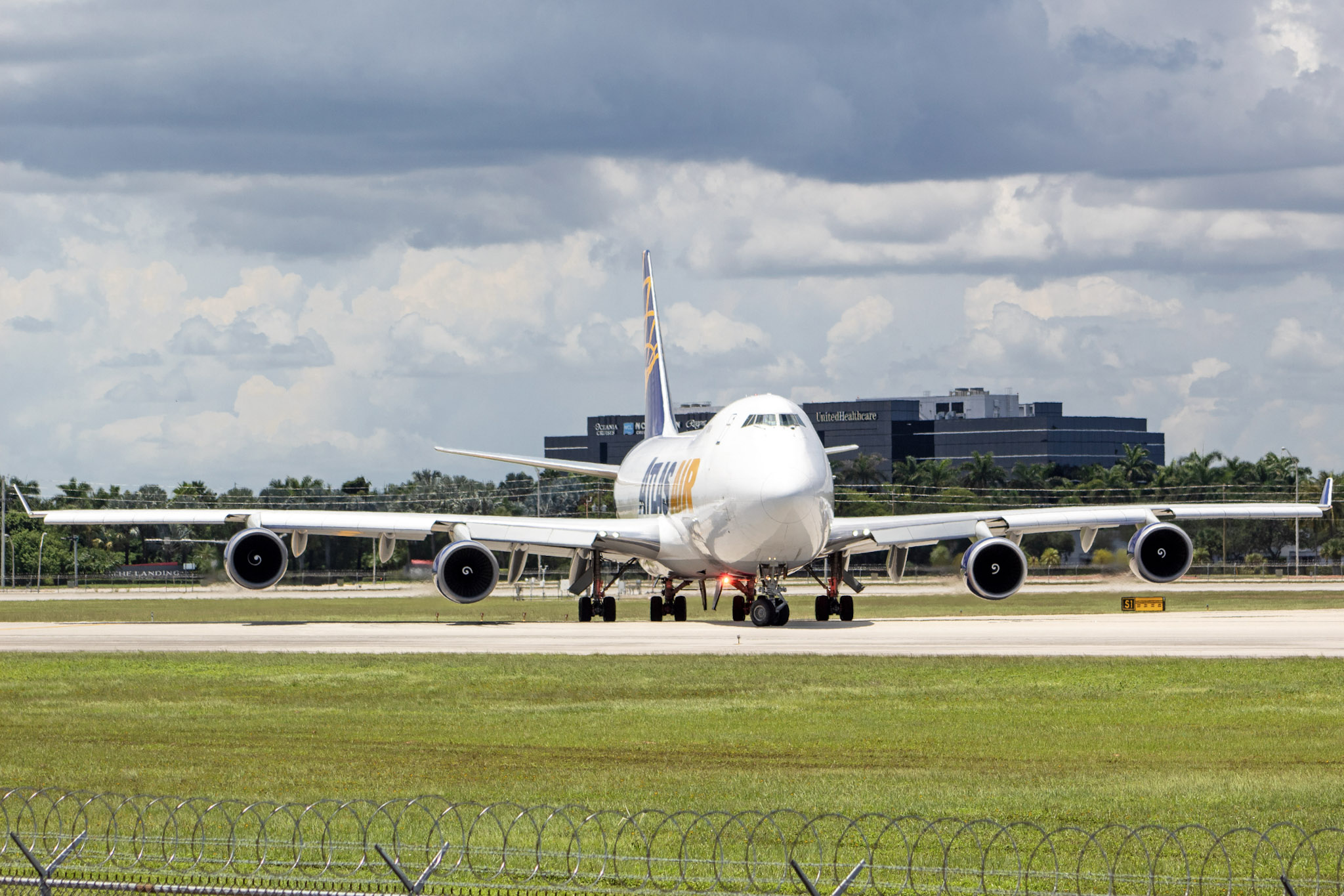 Full size: Atlas Air Boeing 747-400 N476MC at Miami International Airport