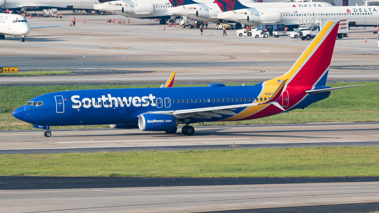 Full size: Southwest Airlines Boeing 737-800 N8692F at Hartsfield-Jackson Atlanta International Airport