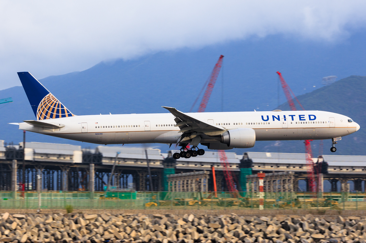Full size: United Airlines Boeing 777-300ER N2639U at Hong Kong International Airport