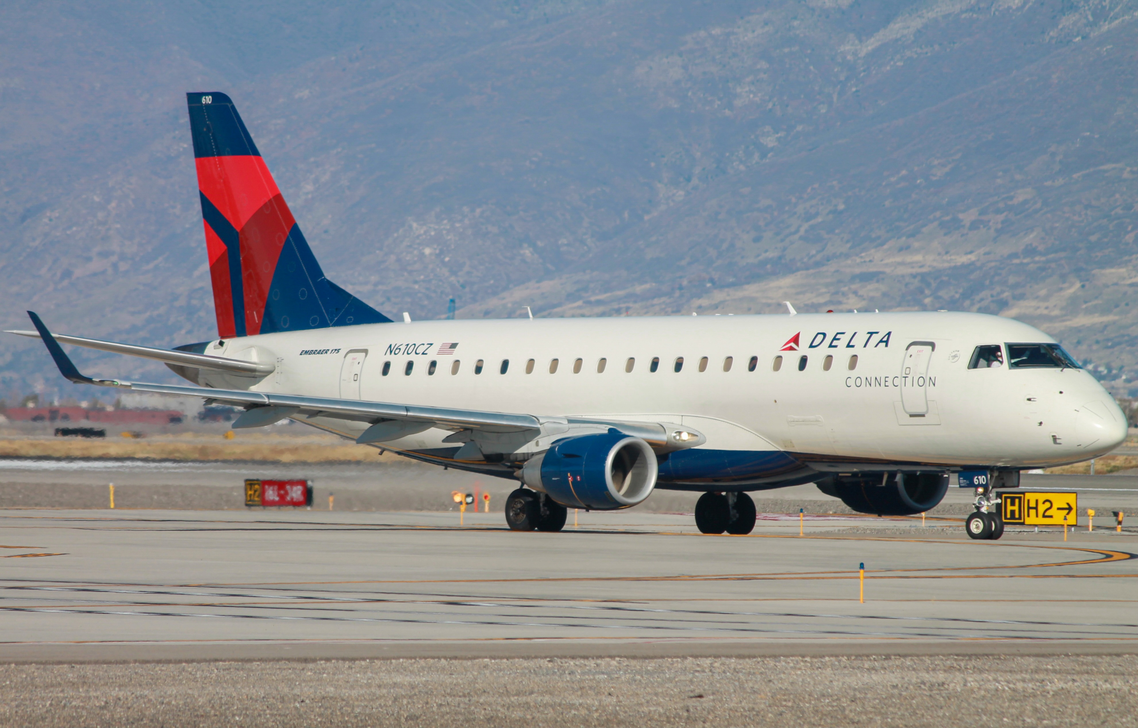 Full size: Delta Connection Embraer E175 N610CZ at Salt Lake City International Airport