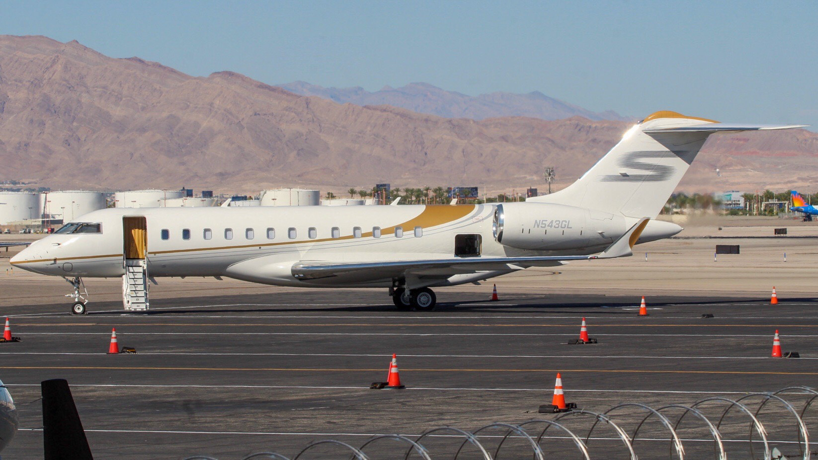 Full size: PRIVATE Bombardier Global 6000 N543GL at Harry Reid International Airport