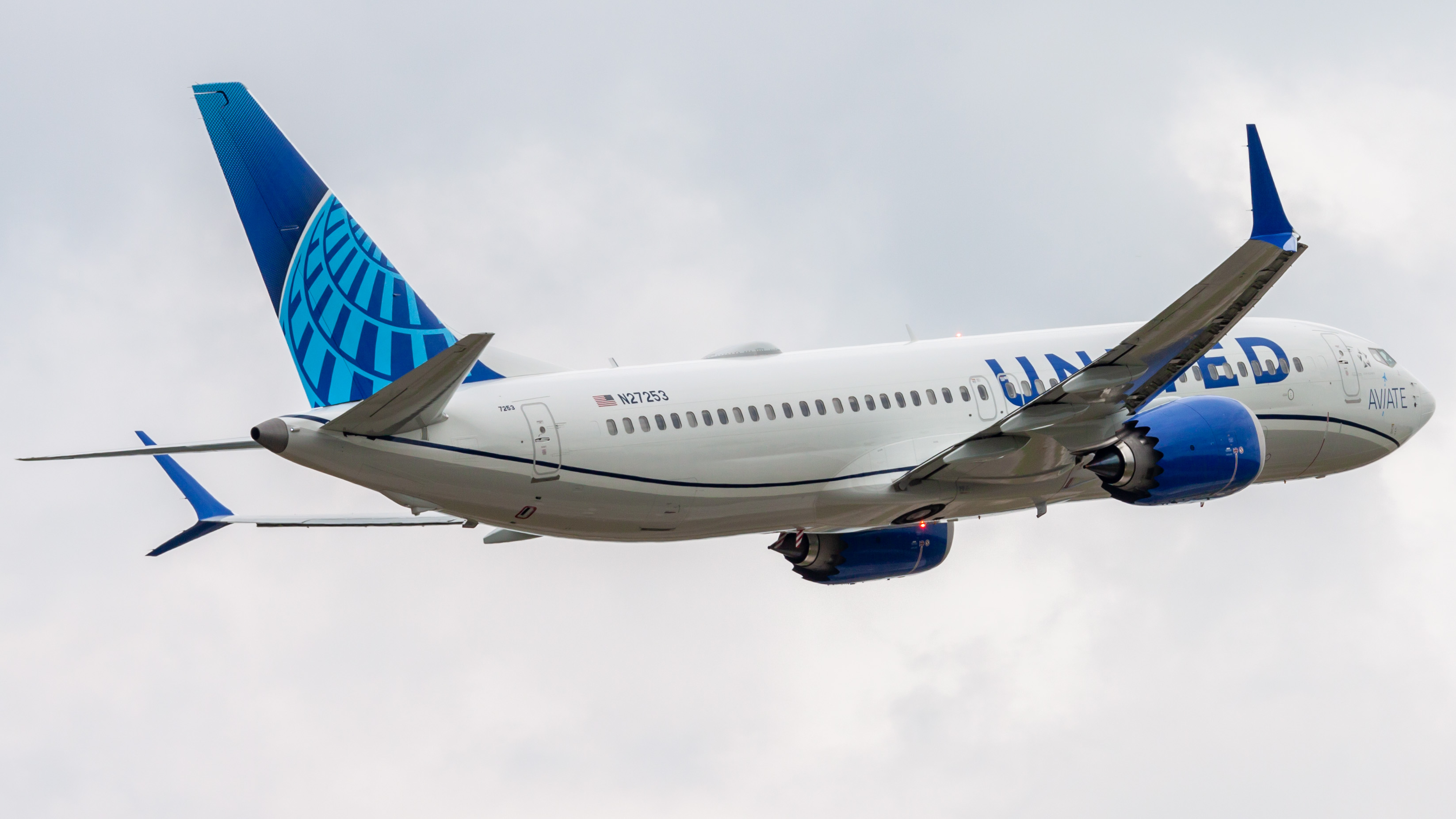 Full size: United Airlines Boeing 737 MAX 8 N27253 at Houston-George Bush Intercontinental Airport
