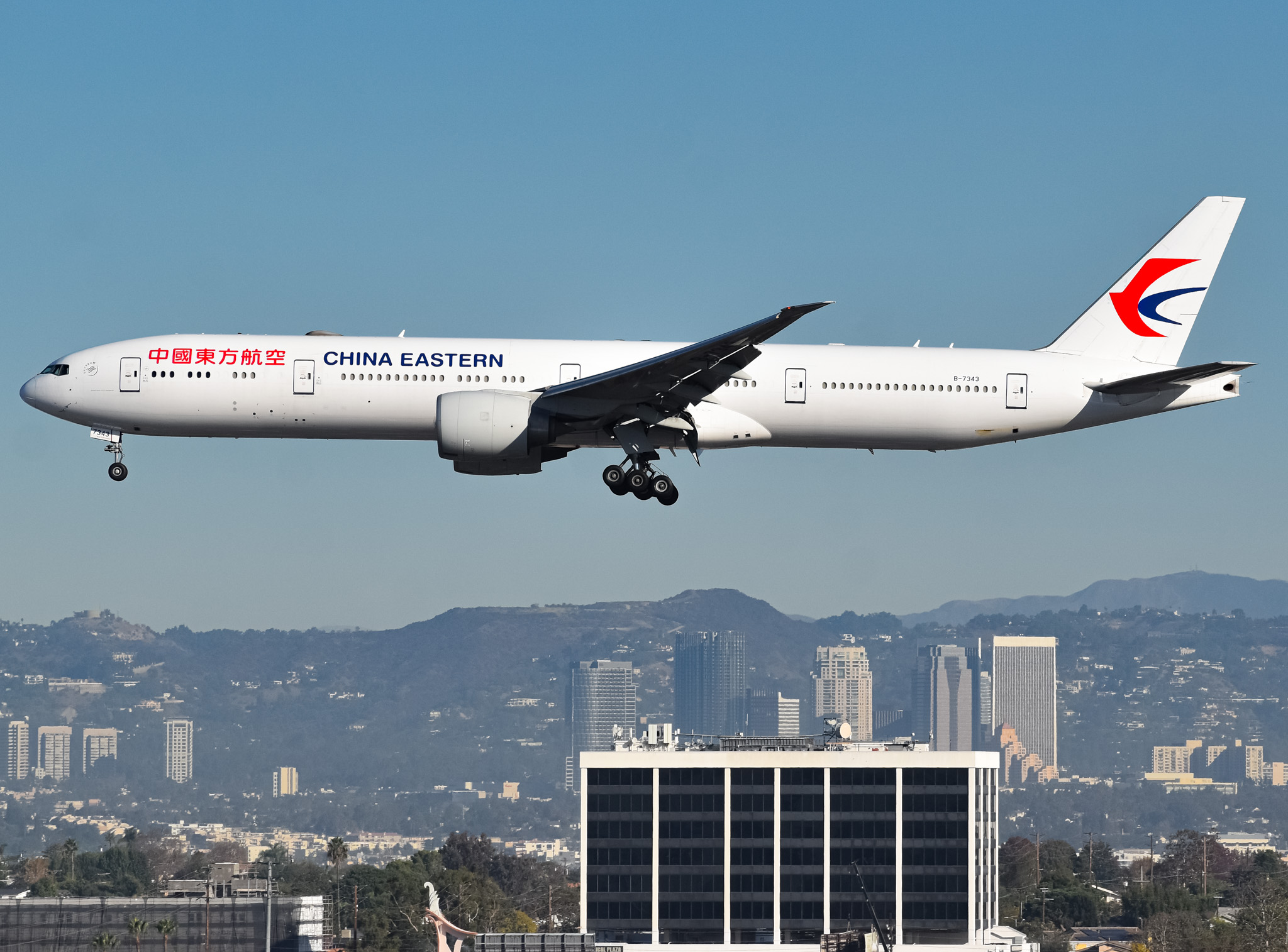 Full size: China Eastern Airlines Boeing 777 B-7343 at Los Angeles International Airport