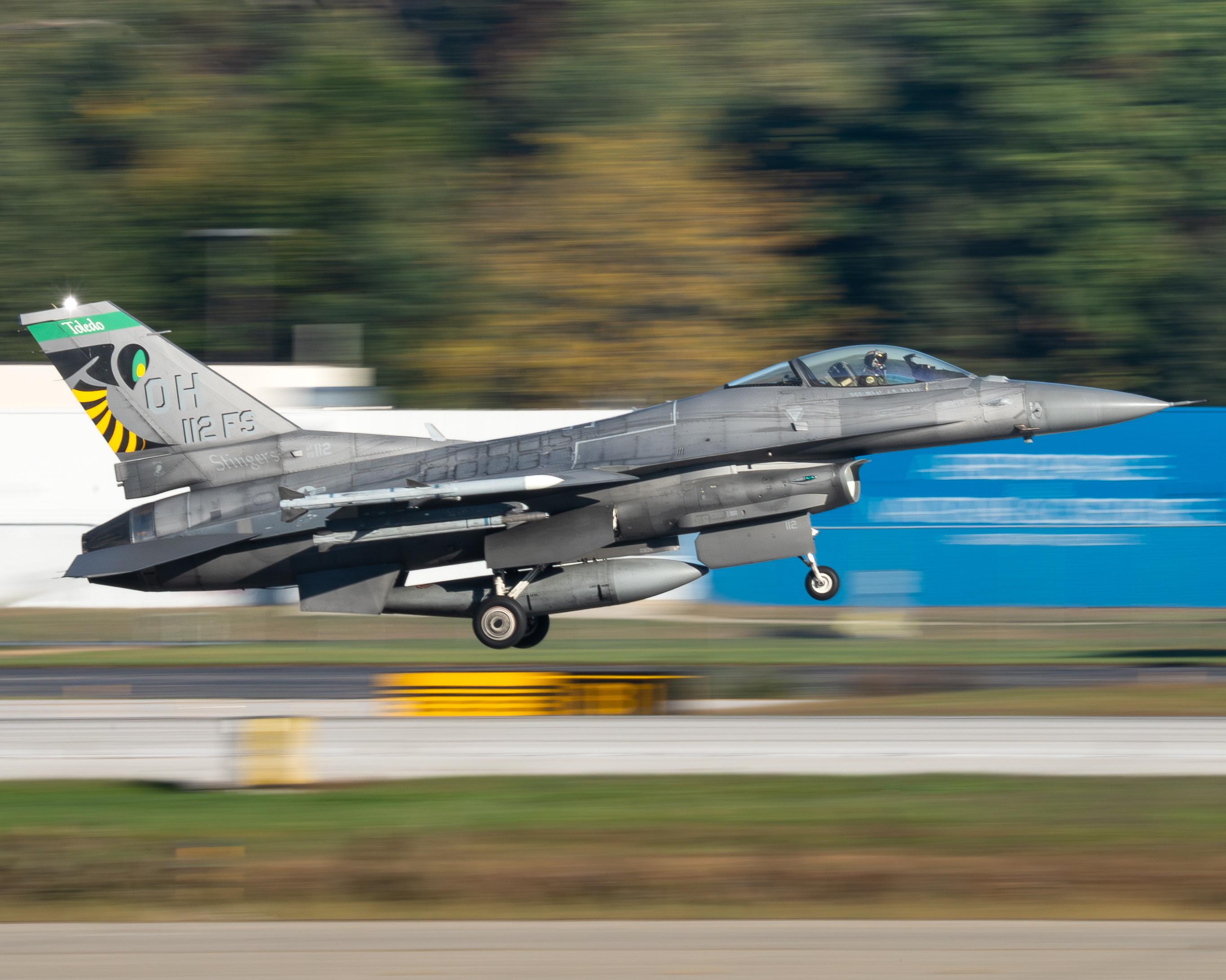 Full size: USAF - United States Air Force General Dynamics F-16 Fighting Falcon 89-2112 at Toledo Express Airport