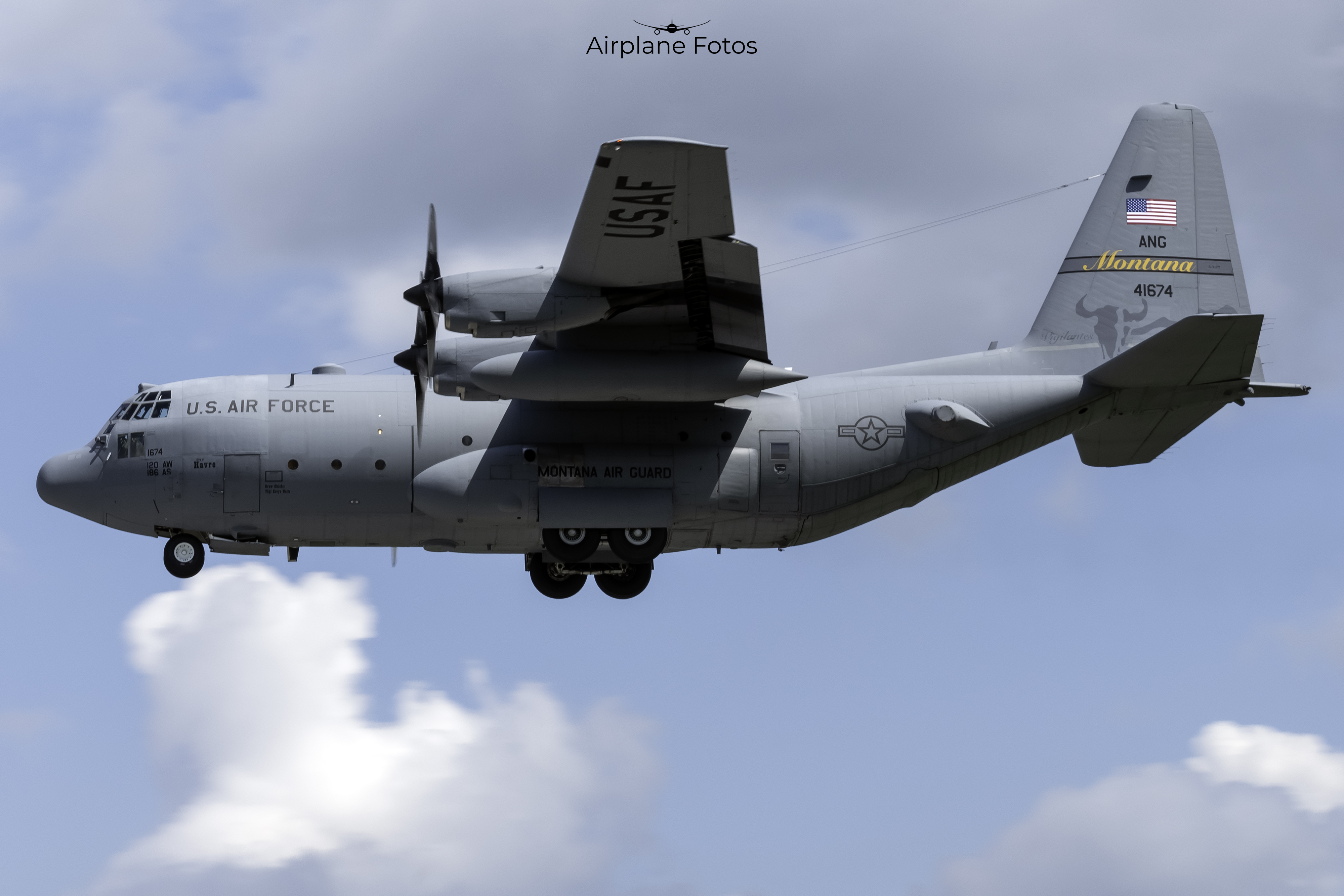 Full size: USAF - United States Air Force :Lockheed C130H Hercules 74-1674 at New Castle Airport