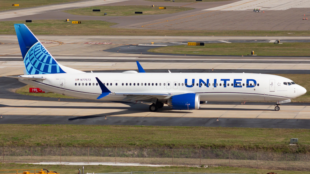 Full size: United Airlines Boeing 737 MAX 9 N77573 at Tampa International Airport