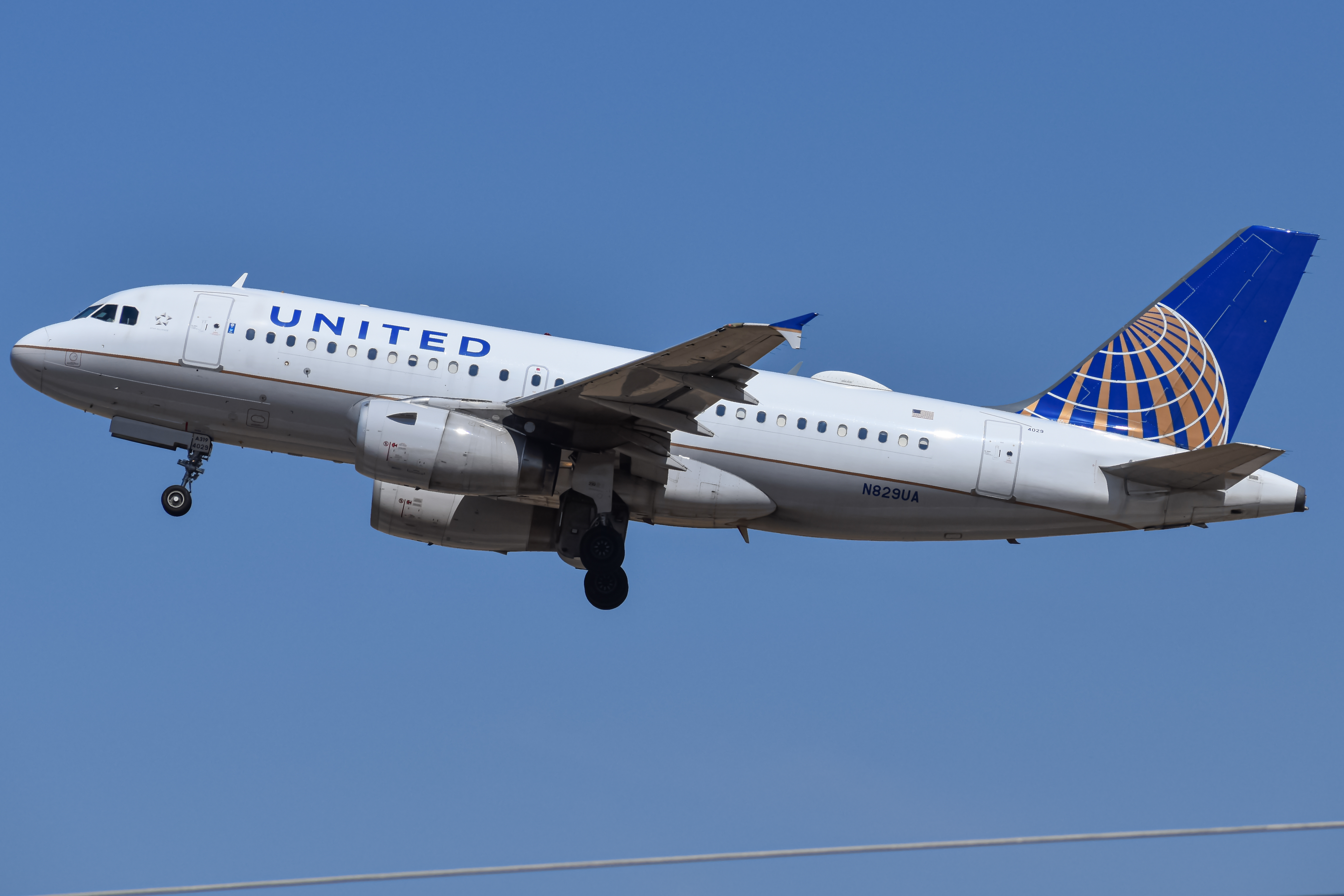 Full size: United Airlines Airbus A319 N829UA at Denver International Airport
