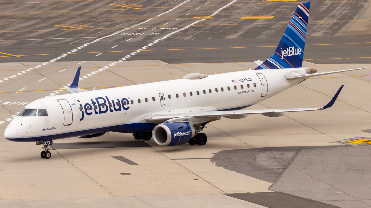 Full size: JetBlue Airways Embraer E190 N373JB at John F. Kennedy International Airport