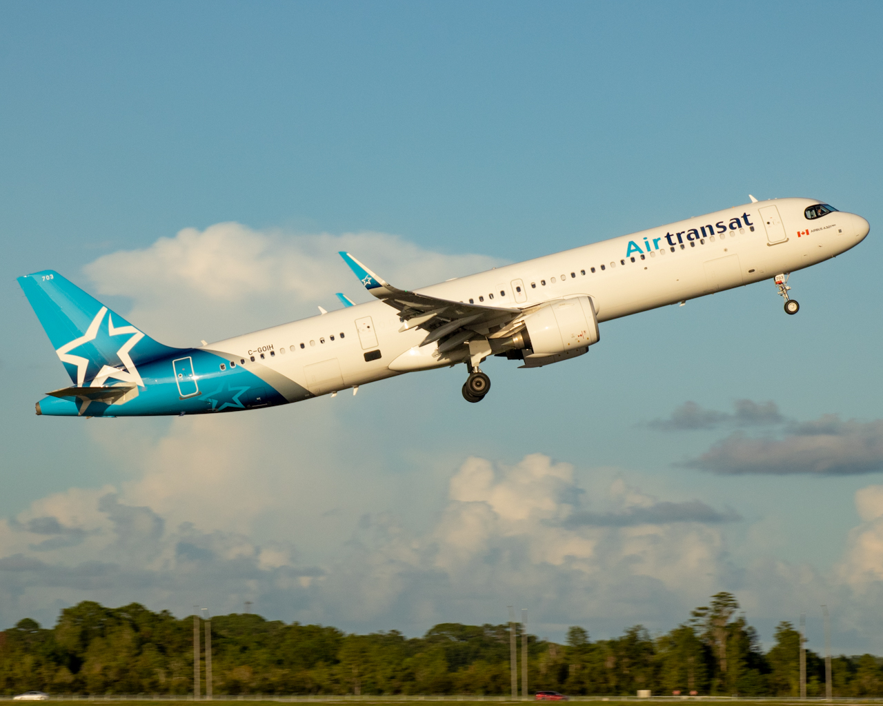 Full size: Air Transat Airbus A321LR C-GOIH at Orlando International Airport