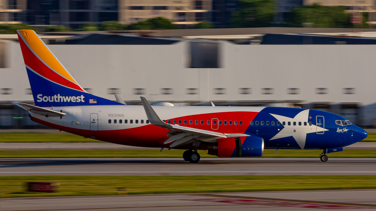 Full size: Southwest Airlines Boeing 737-700 N931WN at John Glenn Columbus International Airport