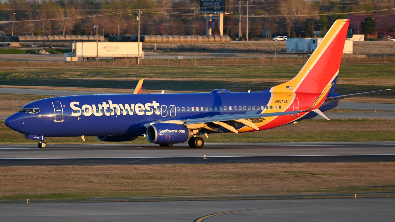 Full size: Southwest Airlines Boeing 737-800 N8648A at Will Rogers World Airport