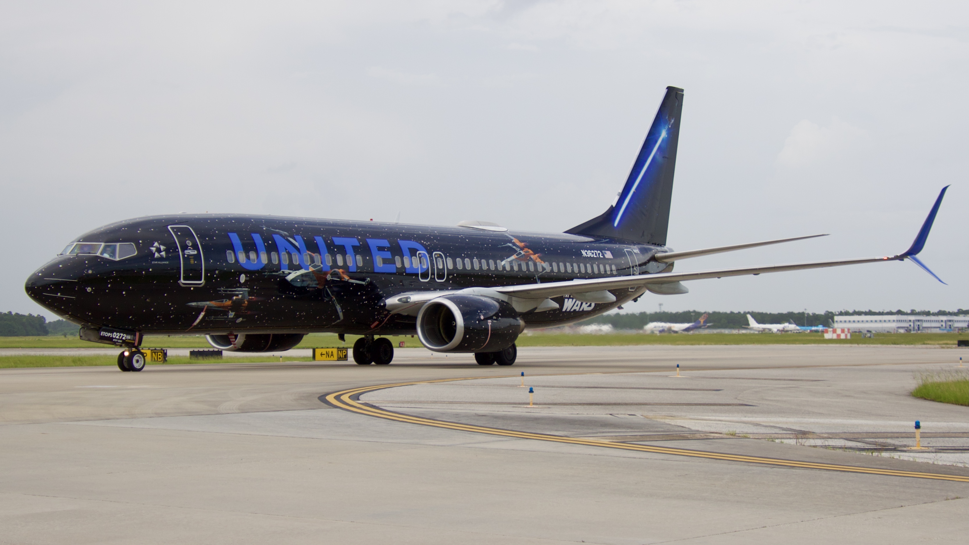 Full size: United Airlines Boeing 737-800 N36272 at Houston-George Bush Intercontinental Airport