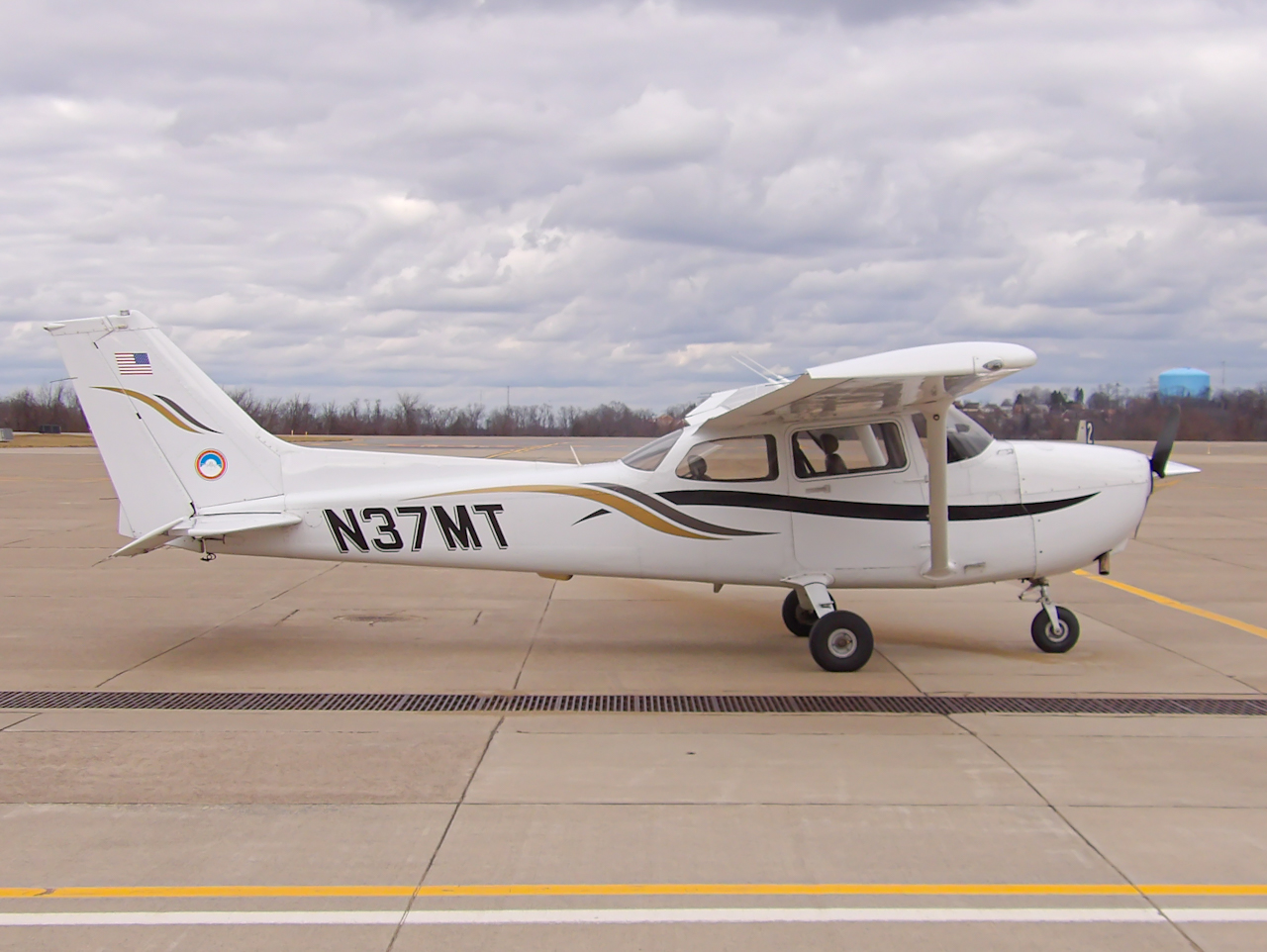 Full size: Private  Cessna 172  N37MT at Pittsburgh Allegheny County Airport