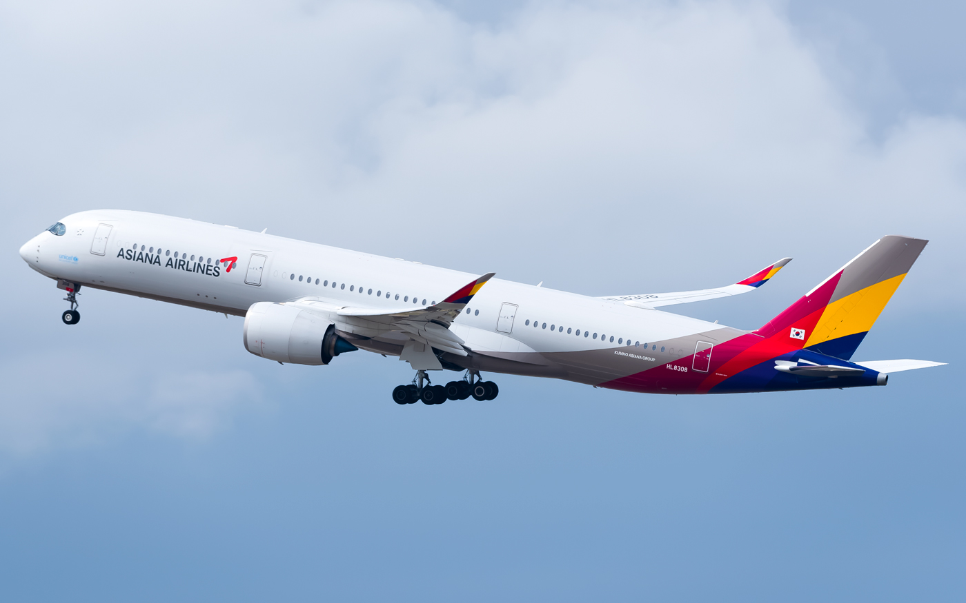 Full size: Asiana Airlines Airbus A350-900 HL8308 at Seoul-Incheon International Airport