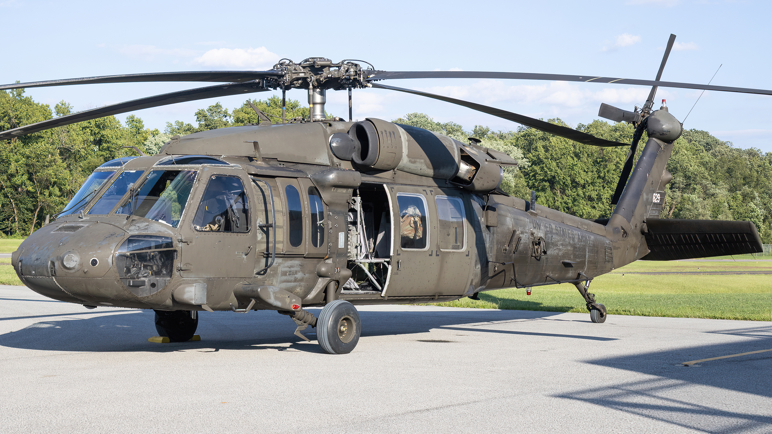 Full size: USA - United States Army Sikorsky UH-60L Blackhawk 99-26829 at College Park Airport