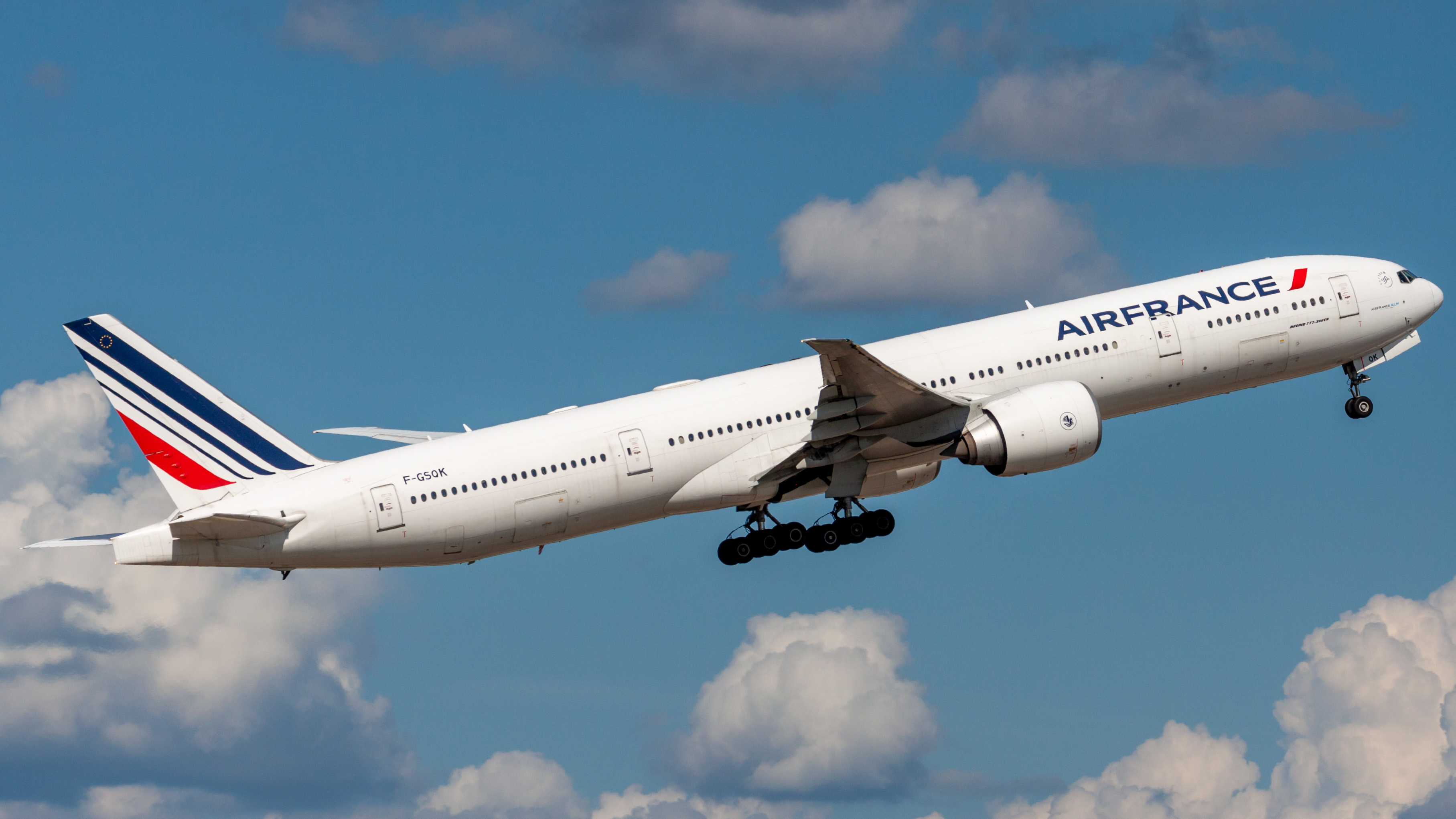 Full size: Air France Boeing 777-300ER F-GSQK at Houston-George Bush Intercontinental Airport