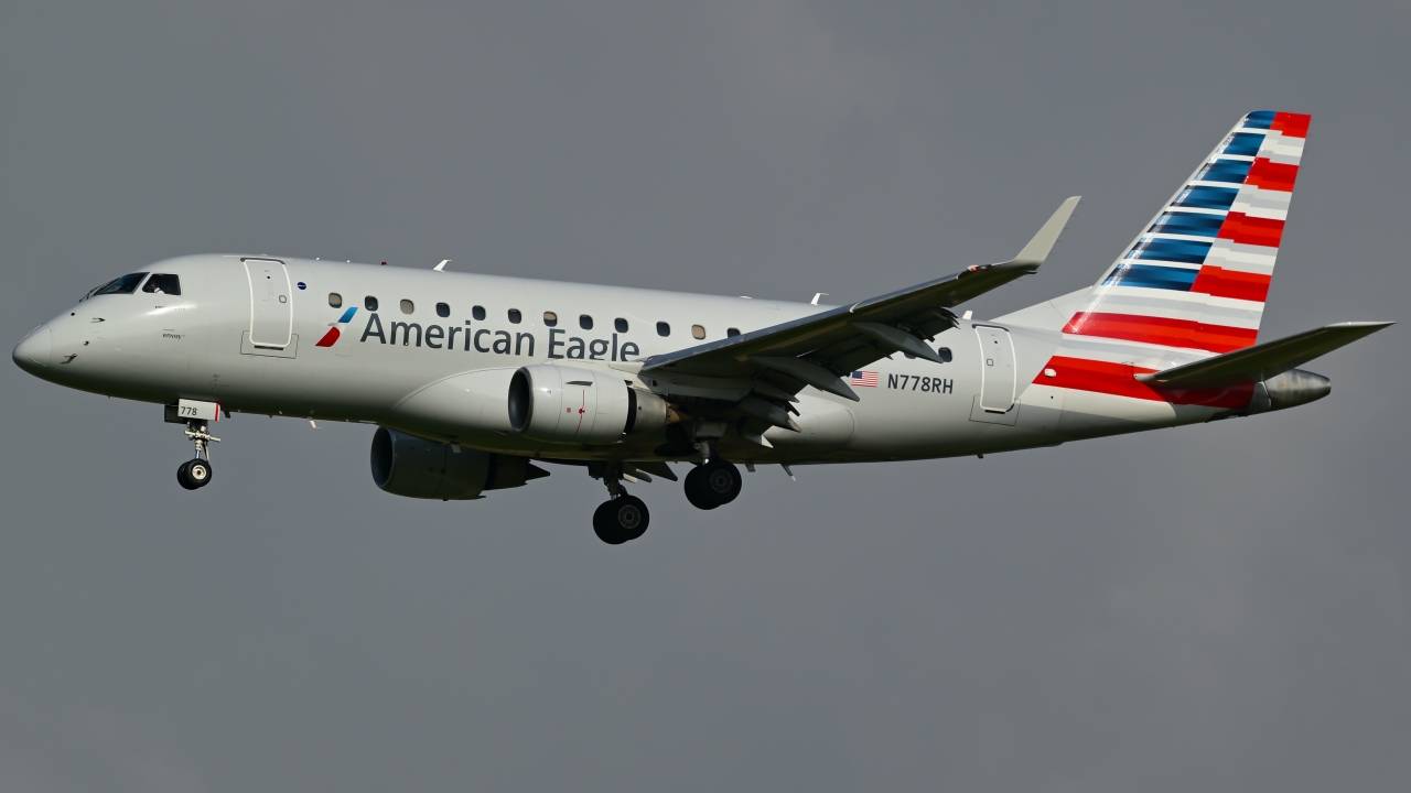 Full size: American Airlines Embraer E170 N778RH at Dallas-Fort Worth International Airport