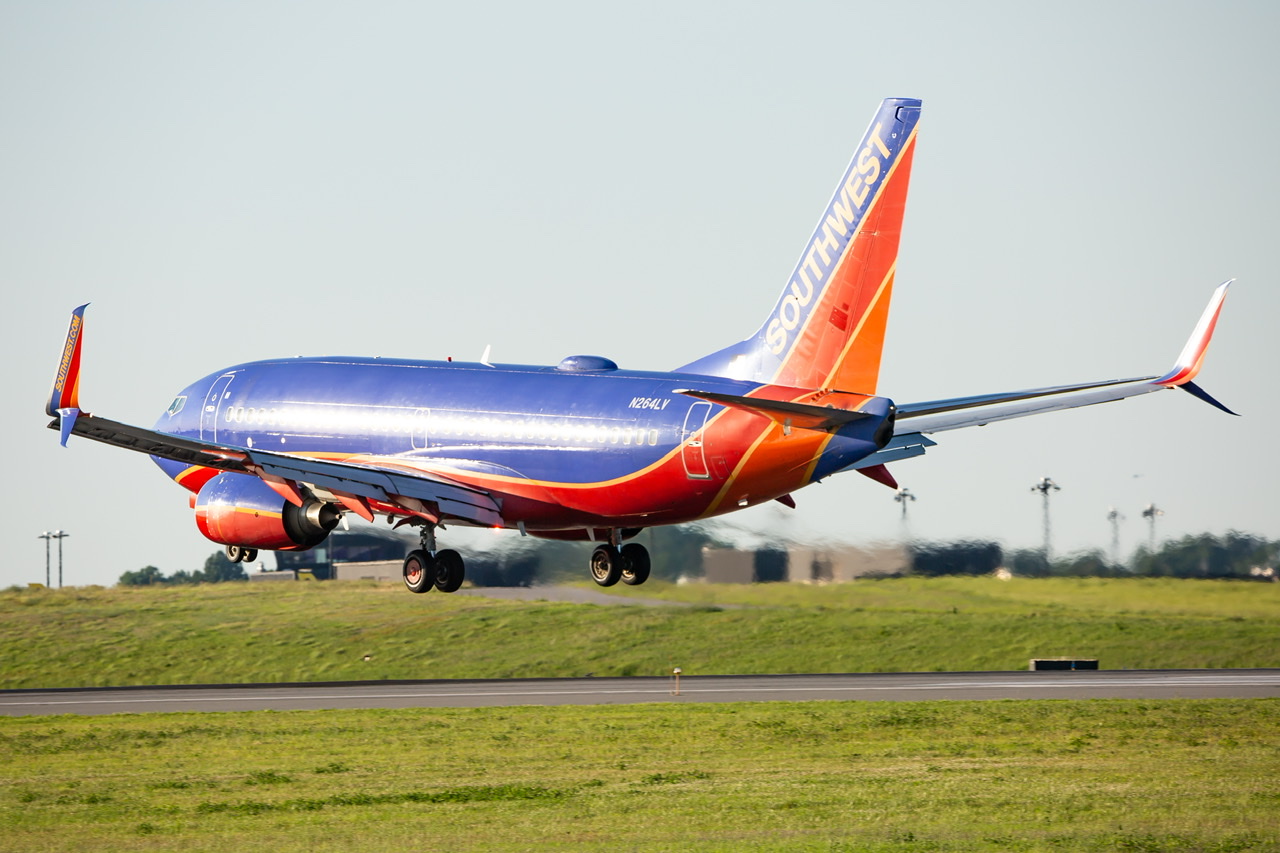 Full size: Southwest Airlines Boeing 737-700 N264LV at Baltimore/Washington International Thurgood Marshall Airport