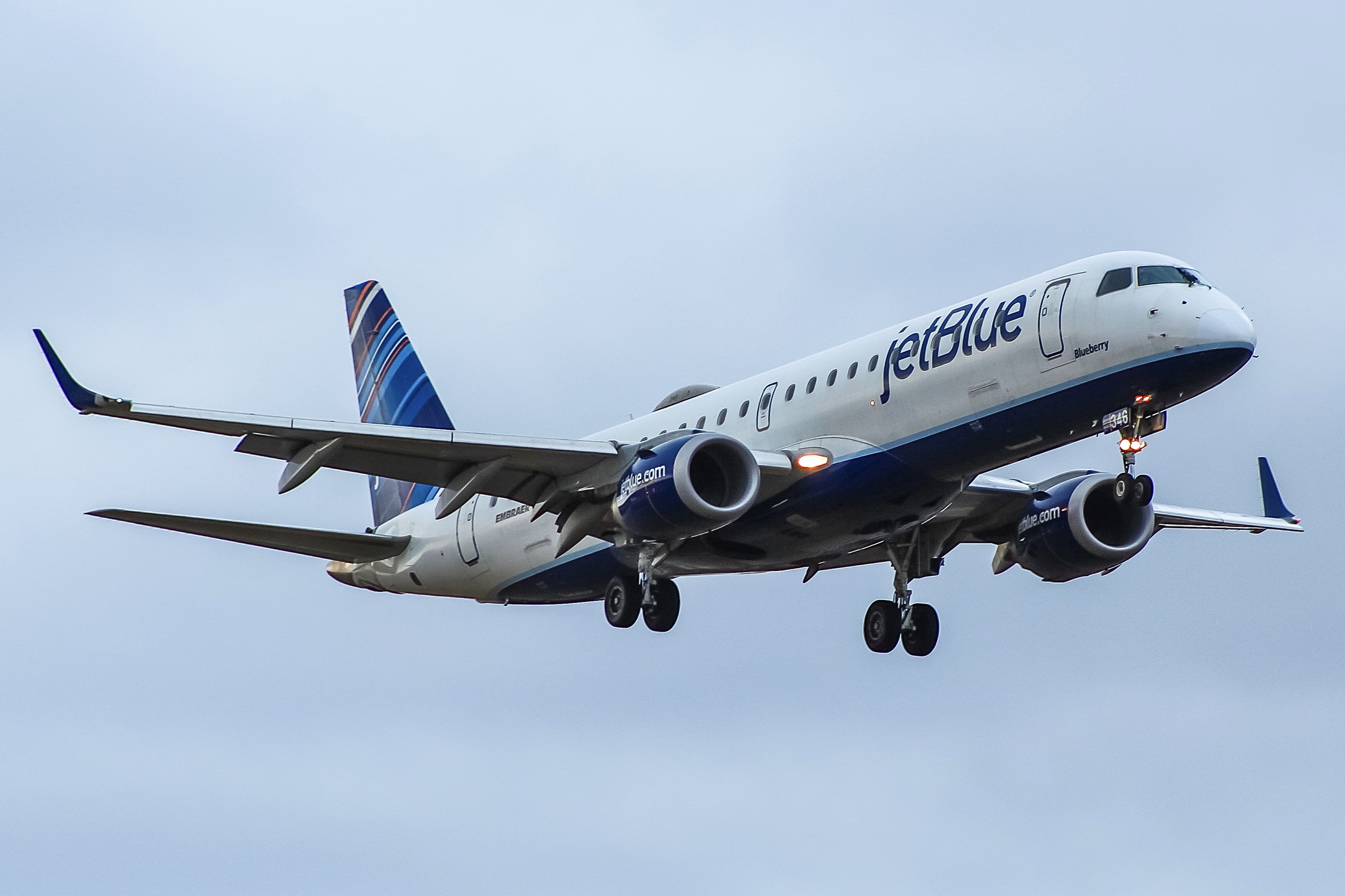 Full size: JetBlue Airways Embraer E190 N346JB at General Mitchell International Airport