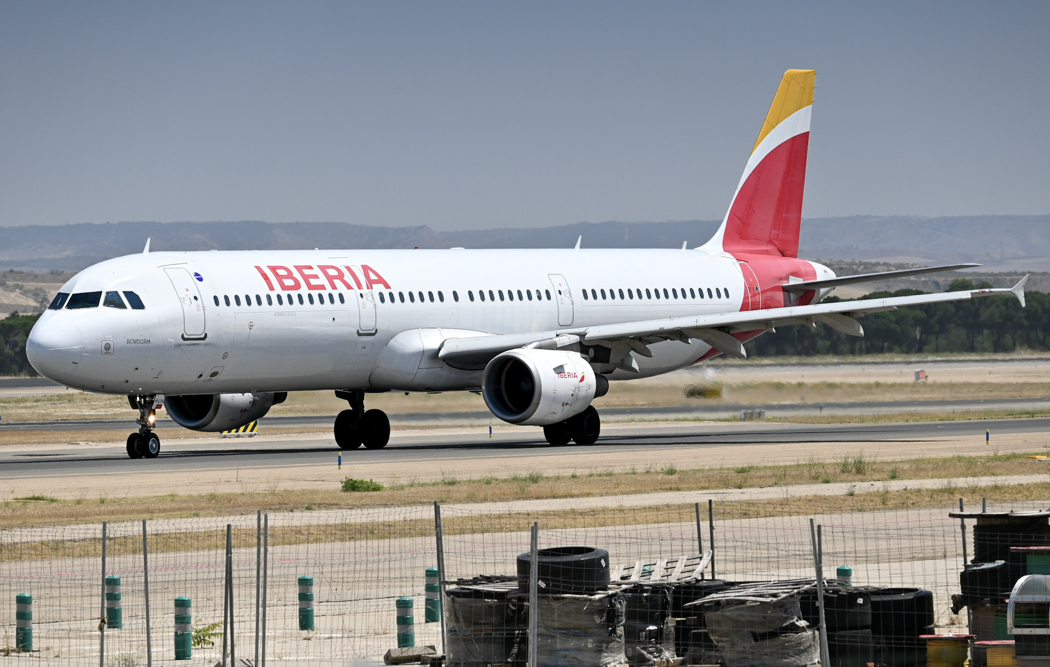 Full size: Iberia Airbus A321-200 EC-HUH at Madrid Barajas Airport
