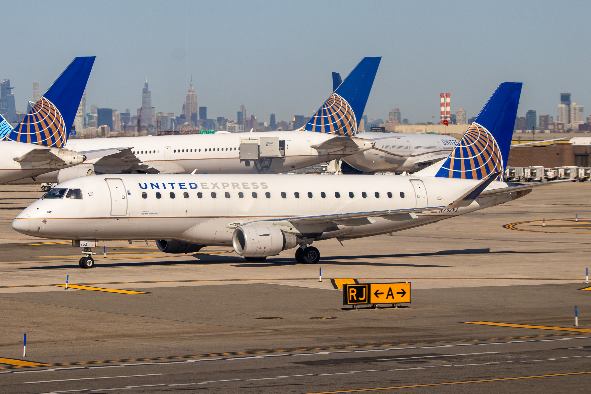 Full size: United Express Embraer E175 N752YX at Newark Liberty International Airport