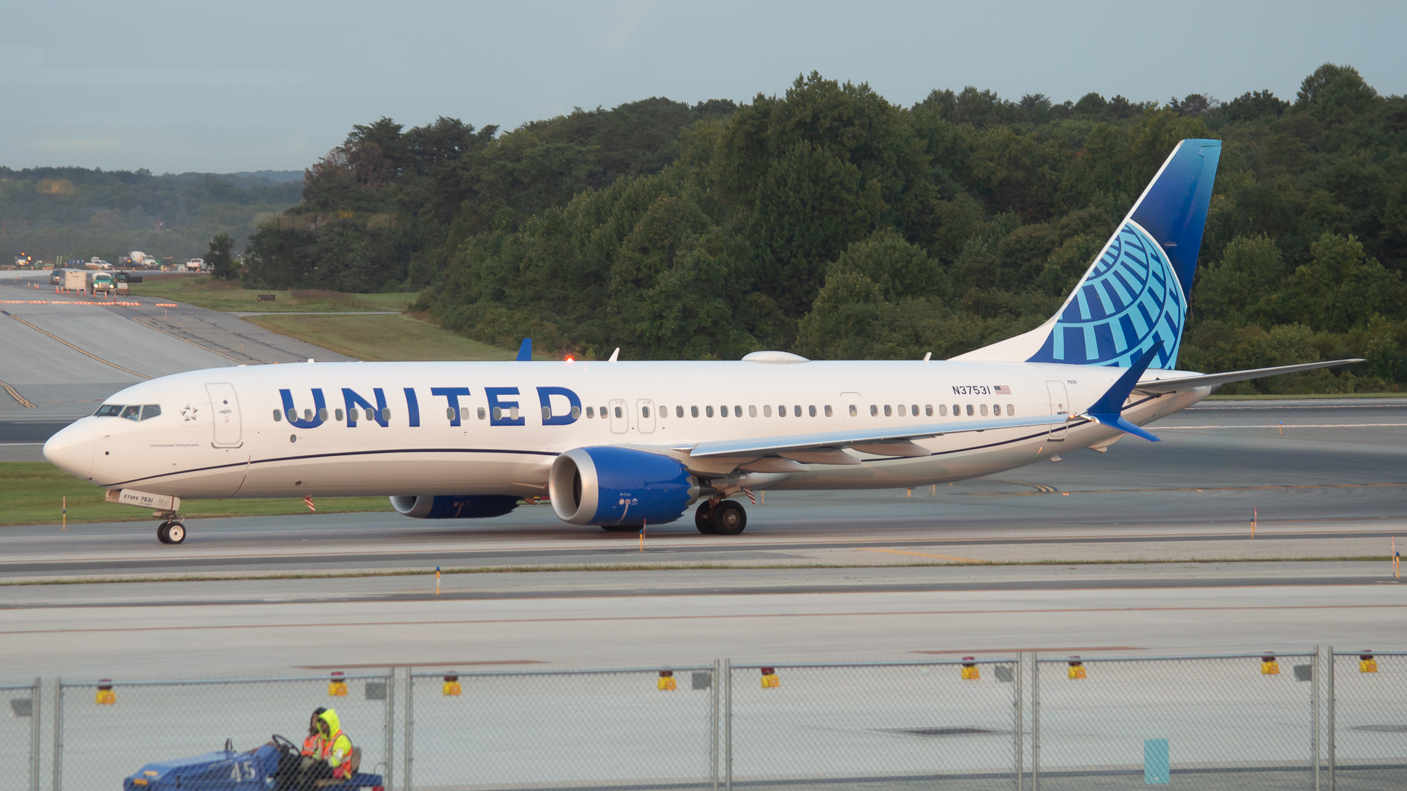 Full size: United Airlines Boeing 737 MAX 9 N37531 at Baltimore/Washington International Thurgood Marshall Airport