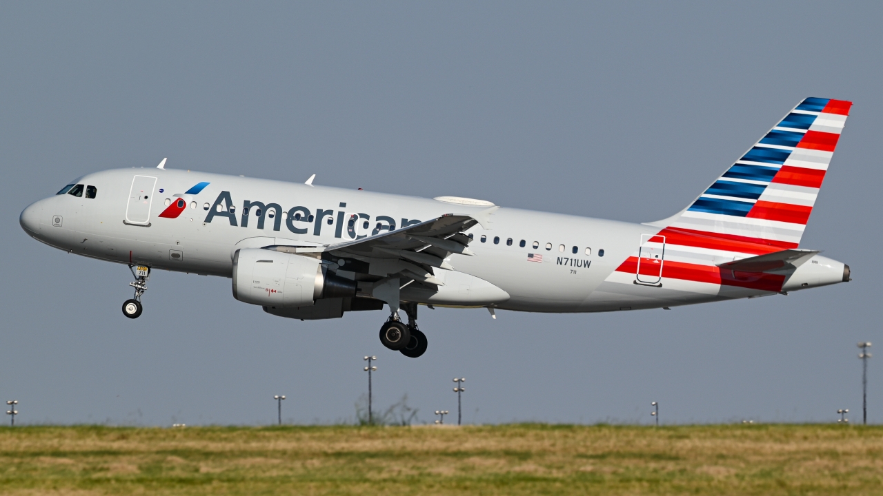 Full size: American Airlines Airbus A319 N711UW at Dallas-Fort Worth International Airport